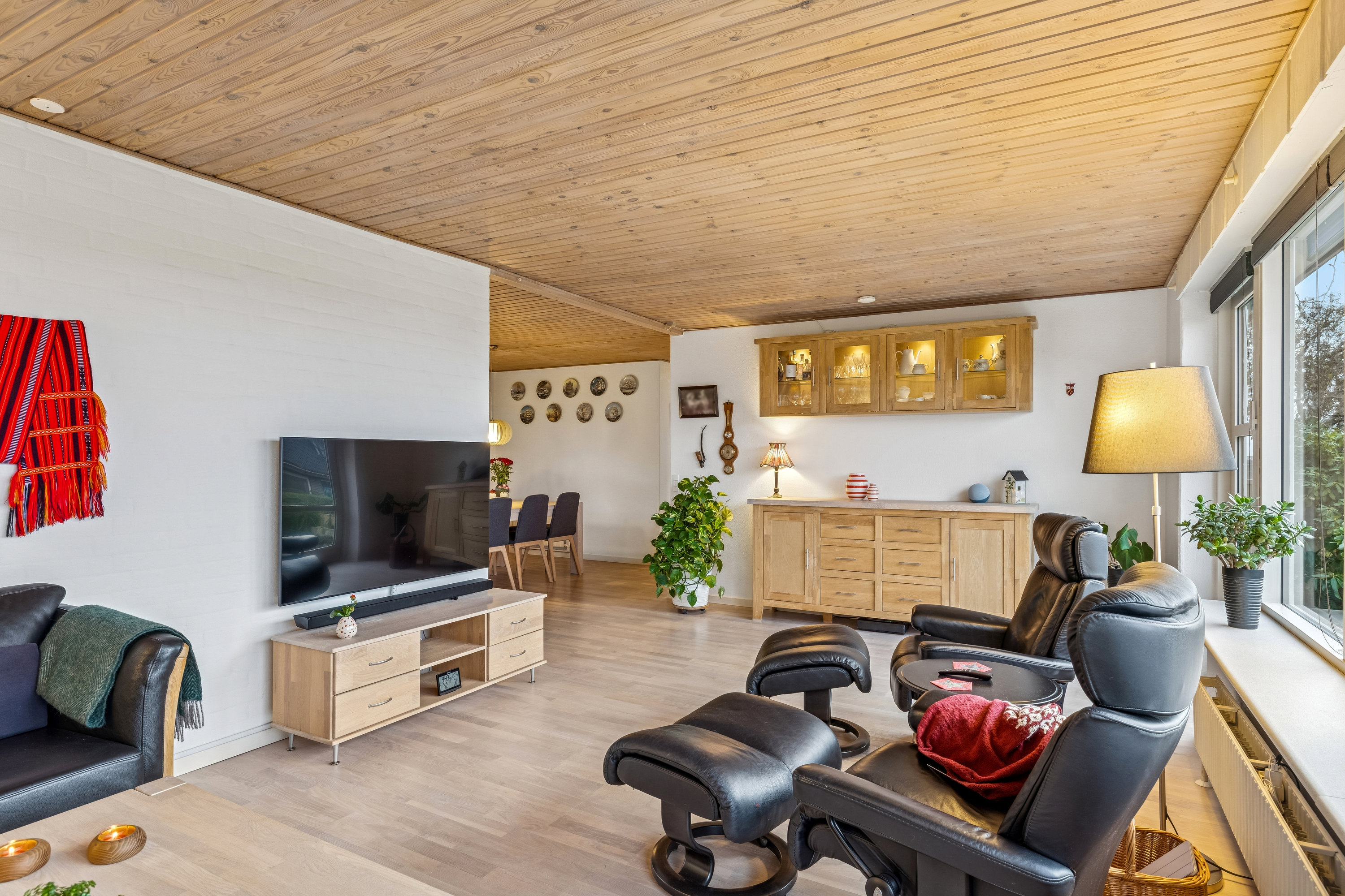 Fremhævet stue billede i fuldskærmstilstand. Billede af Solbakken 5, Ugelbølle, 8410 Rønde