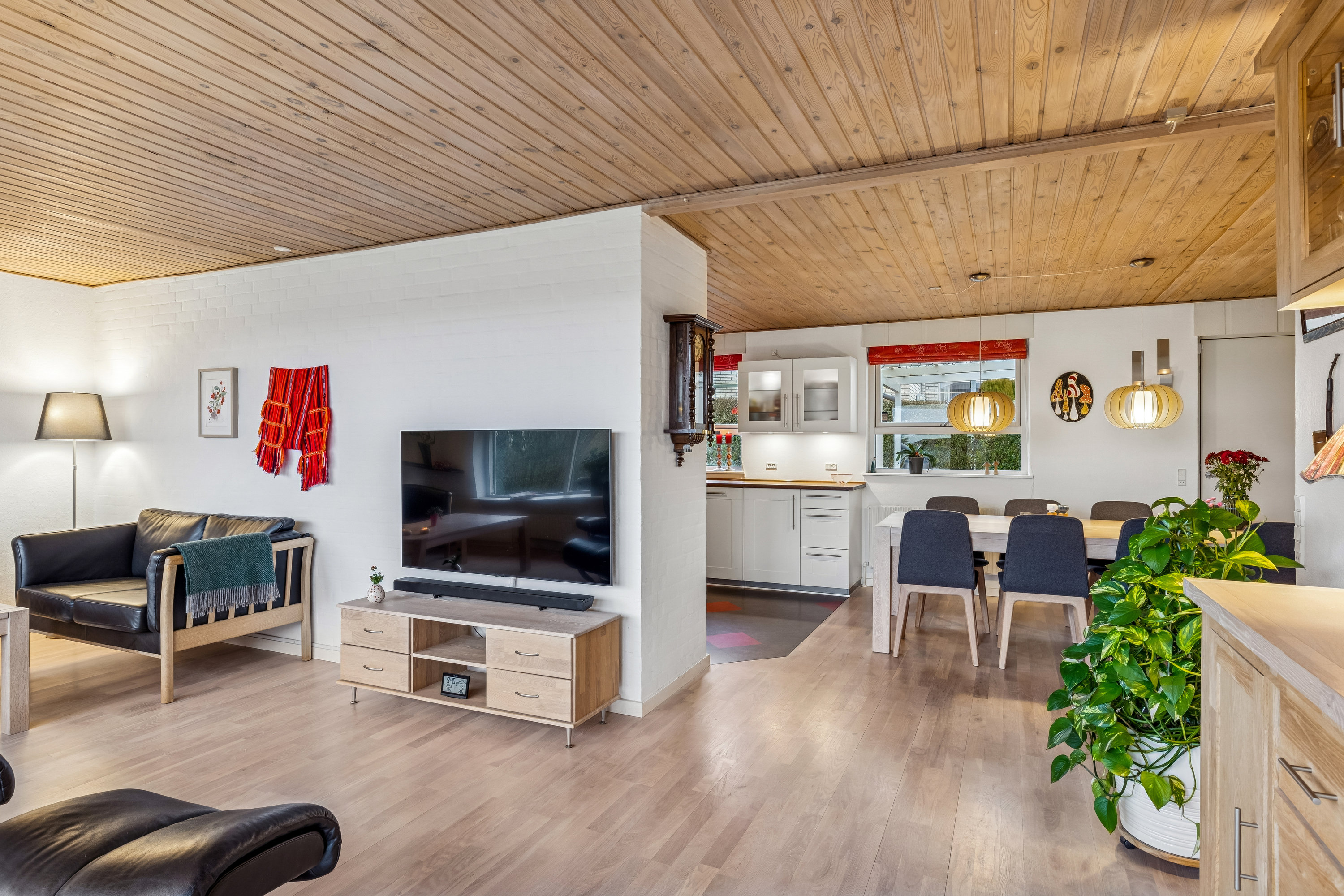 Fremhævet stue billede i fuldskærmstilstand. Billede af Solbakken 5, Ugelbølle, 8410 Rønde