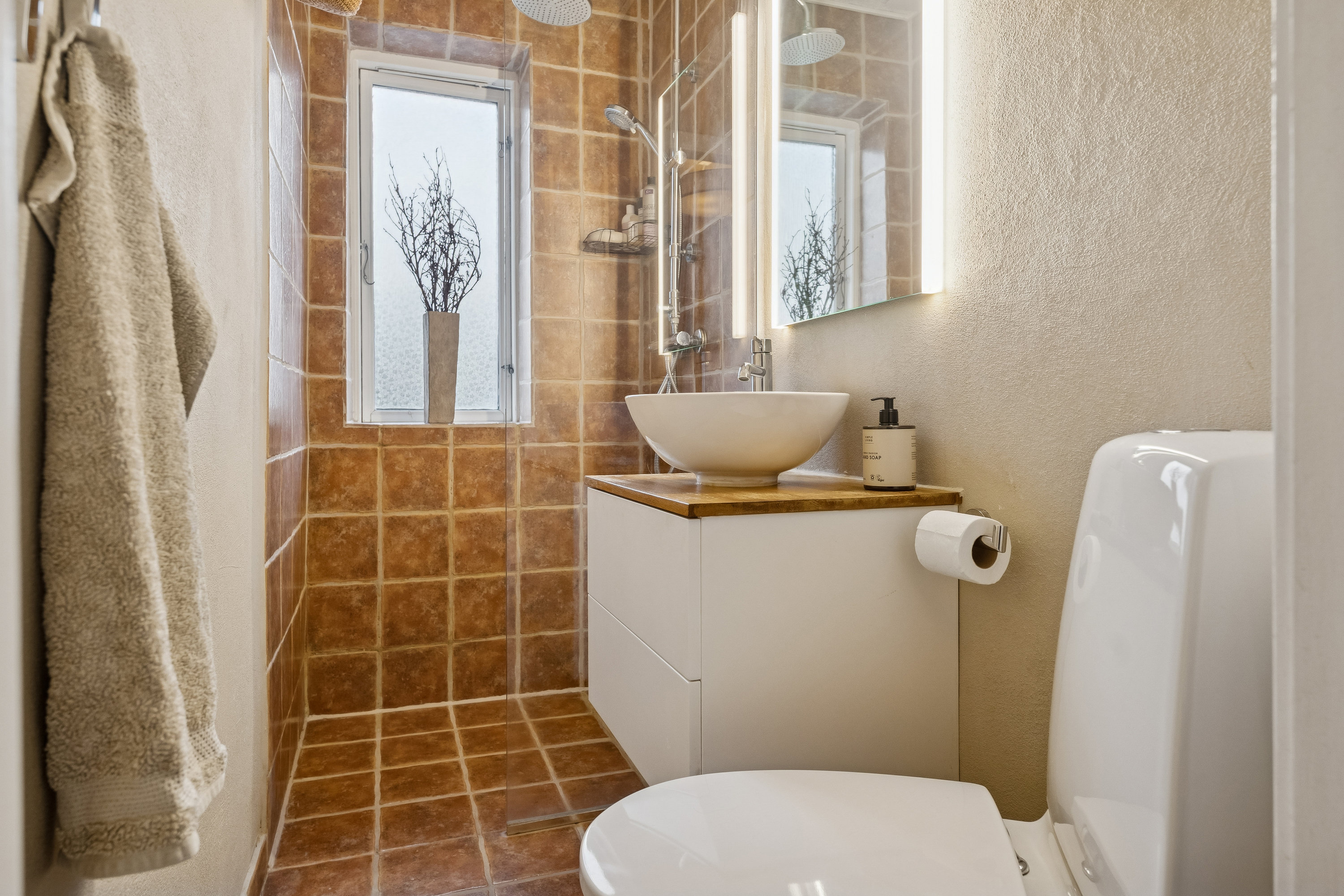 Fremhævet badeværelse billede i fuldskærmstilstand. Billede af Fælledvej 11, 8870 Langå