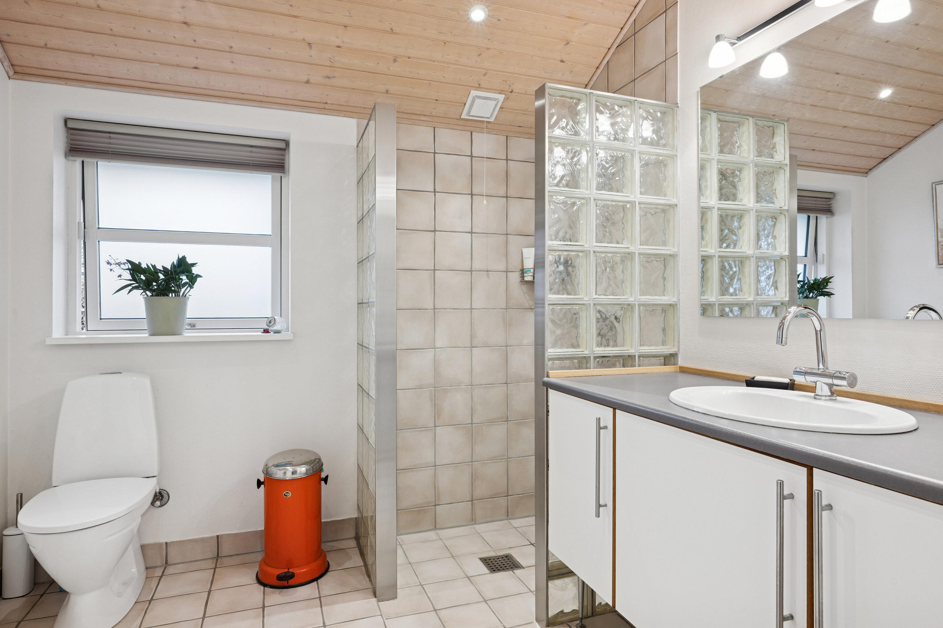 Fremhævet badeværelse billede i fuldskærmstilstand. Billede af Solstien 4, Gl Kalvehave, 4771 Kalvehave