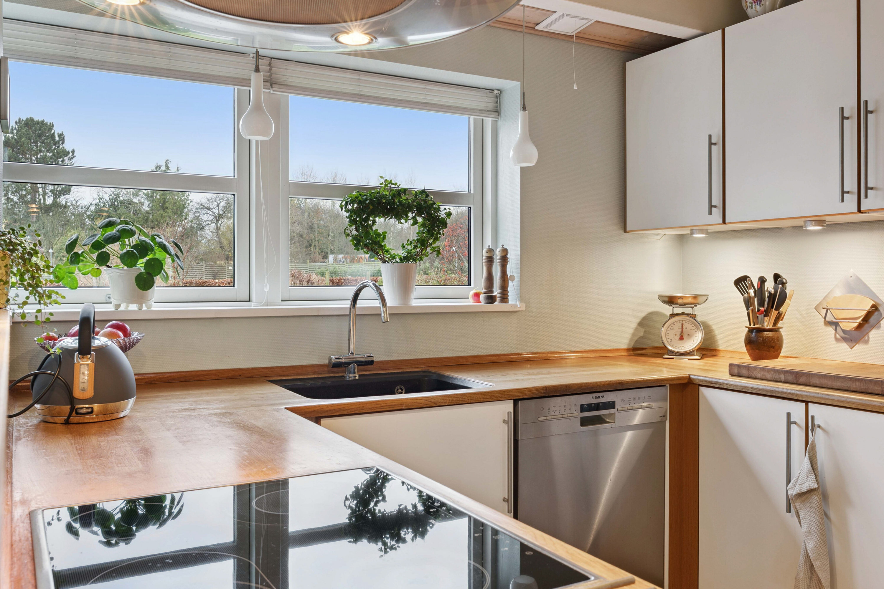 Fremhævet køkken billede i fuldskærmstilstand. Billede af Solstien 4, Gl Kalvehave, 4771 Kalvehave