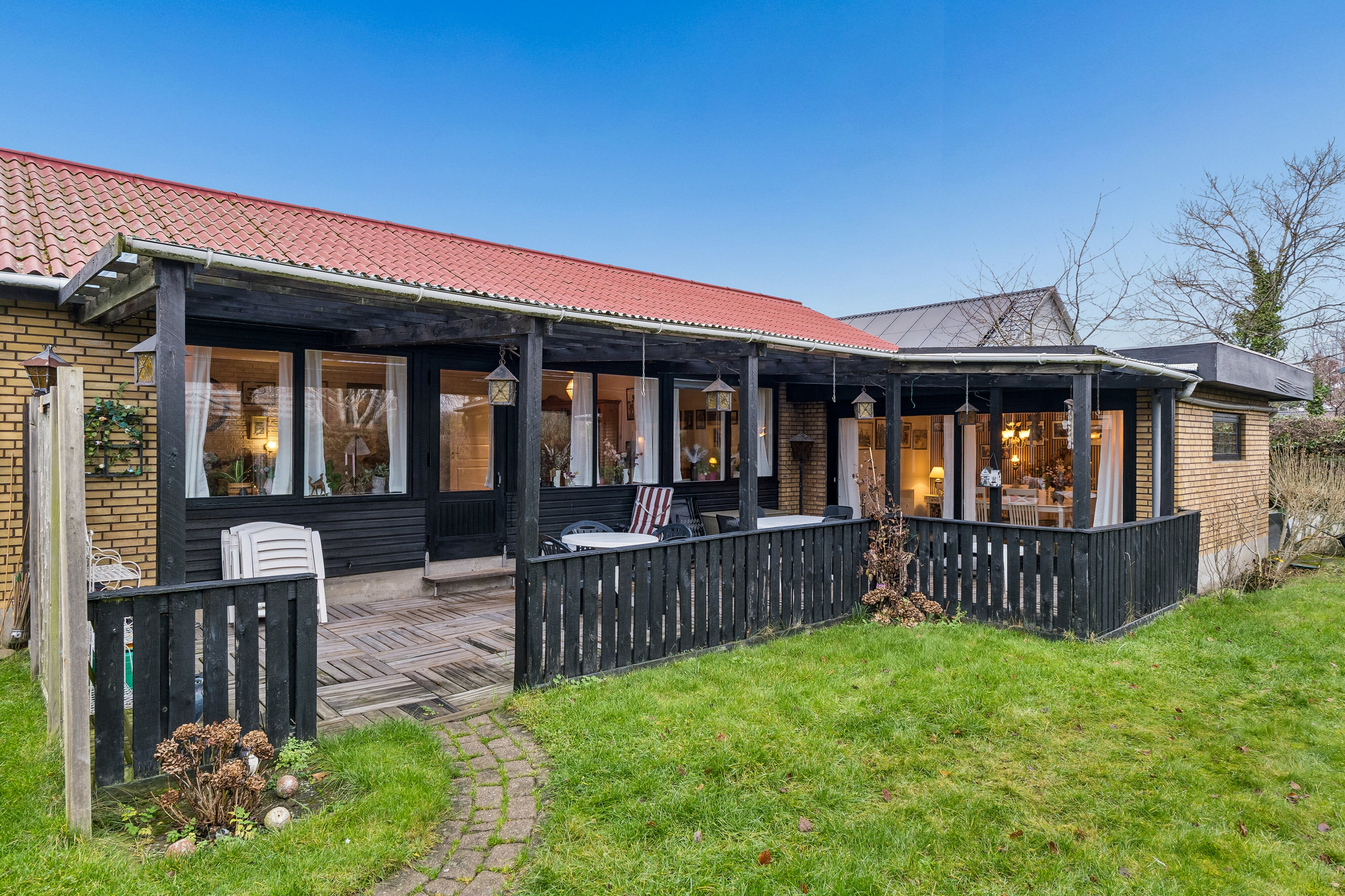 Fremhævet set fra haven billede i fuldskærmstilstand. Billede af Beringgårdsvej 45A, 2650 Hvidovre