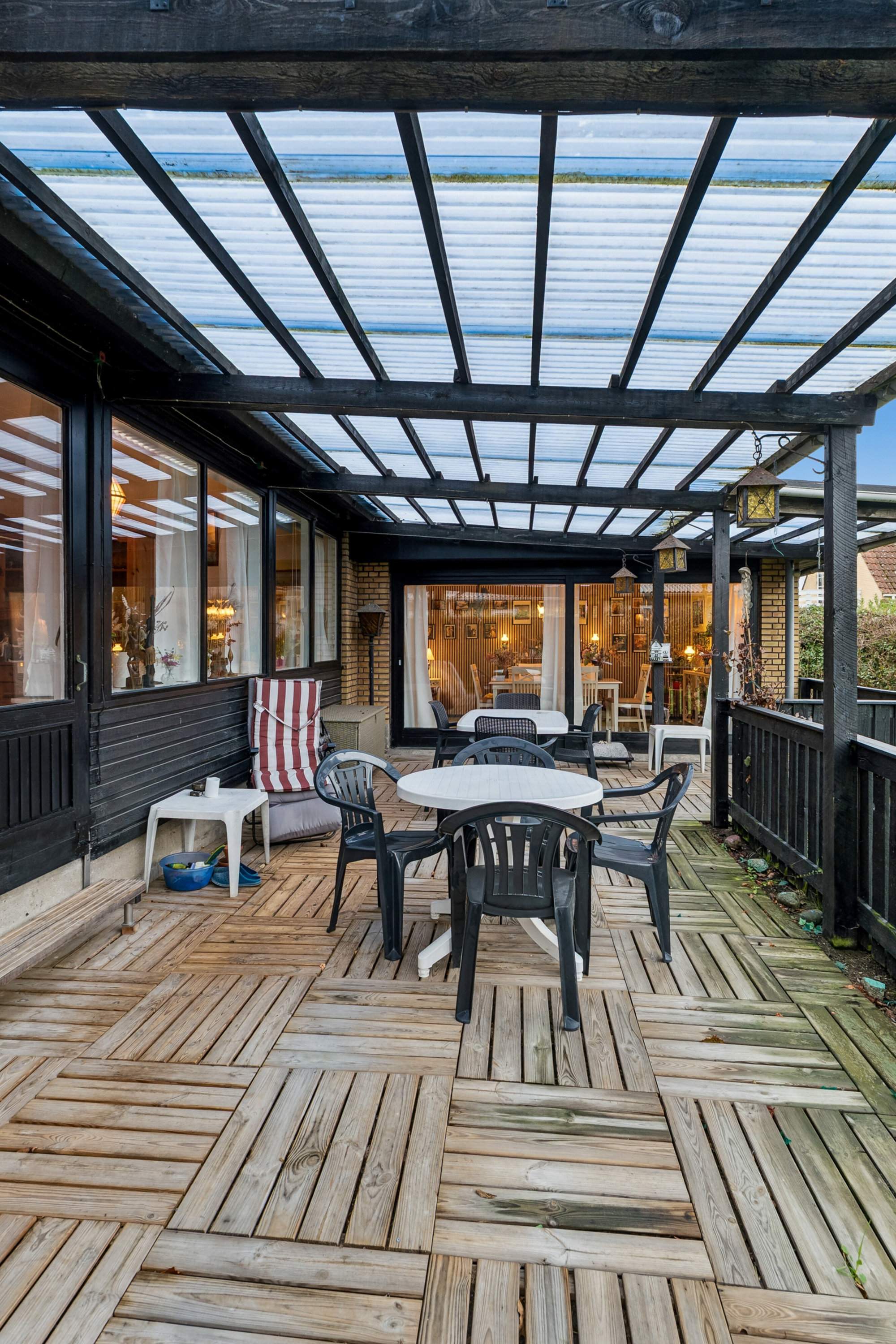 Fremhævet overdækket terrasse billede i fuldskærmstilstand. Billede af Beringgårdsvej 45A, 2650 Hvidovre