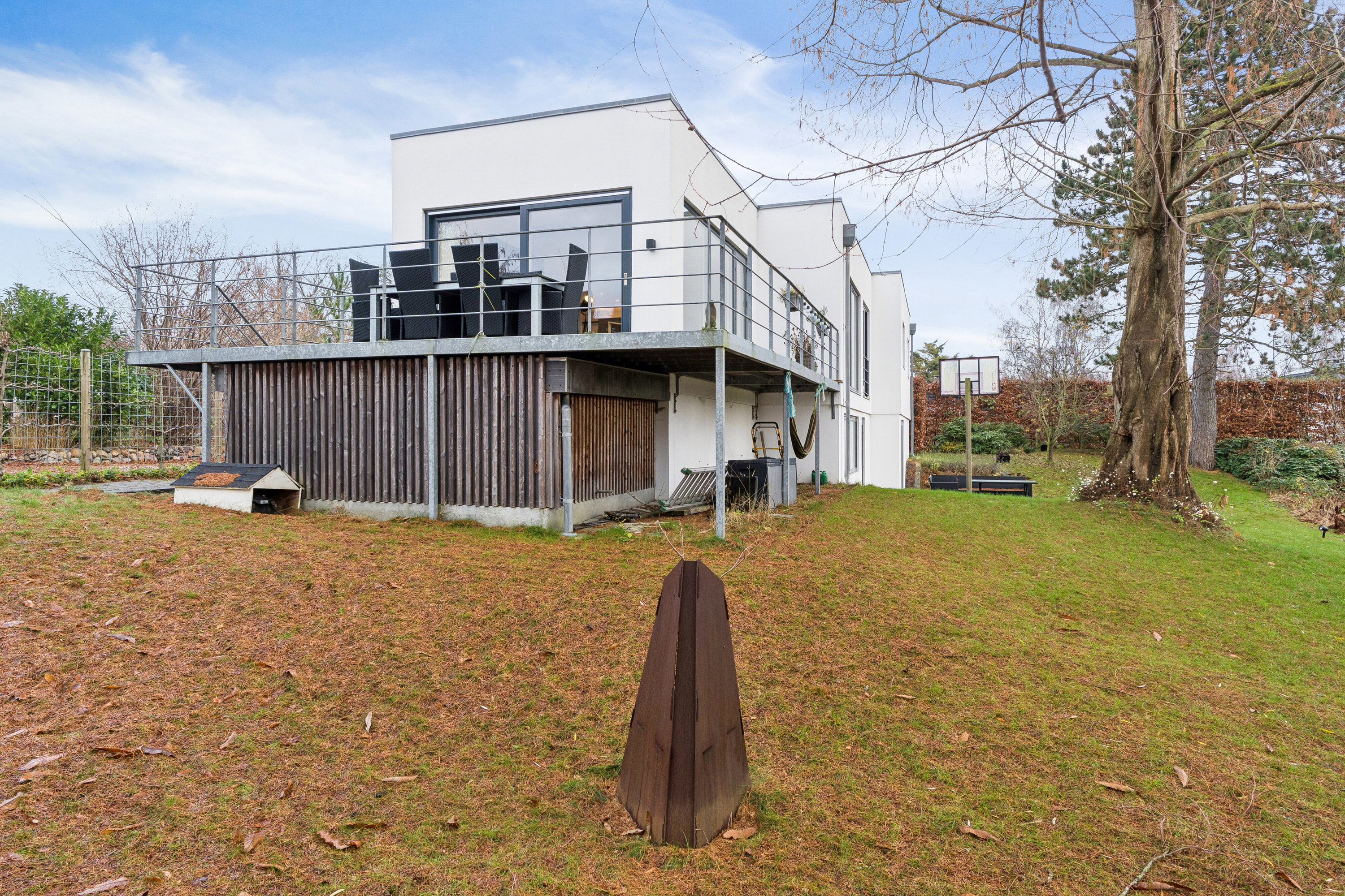 Fremhævet set fra vejen billede i fuldskærmstilstand. Billede af Mosebakken 18B, 2830 Virum