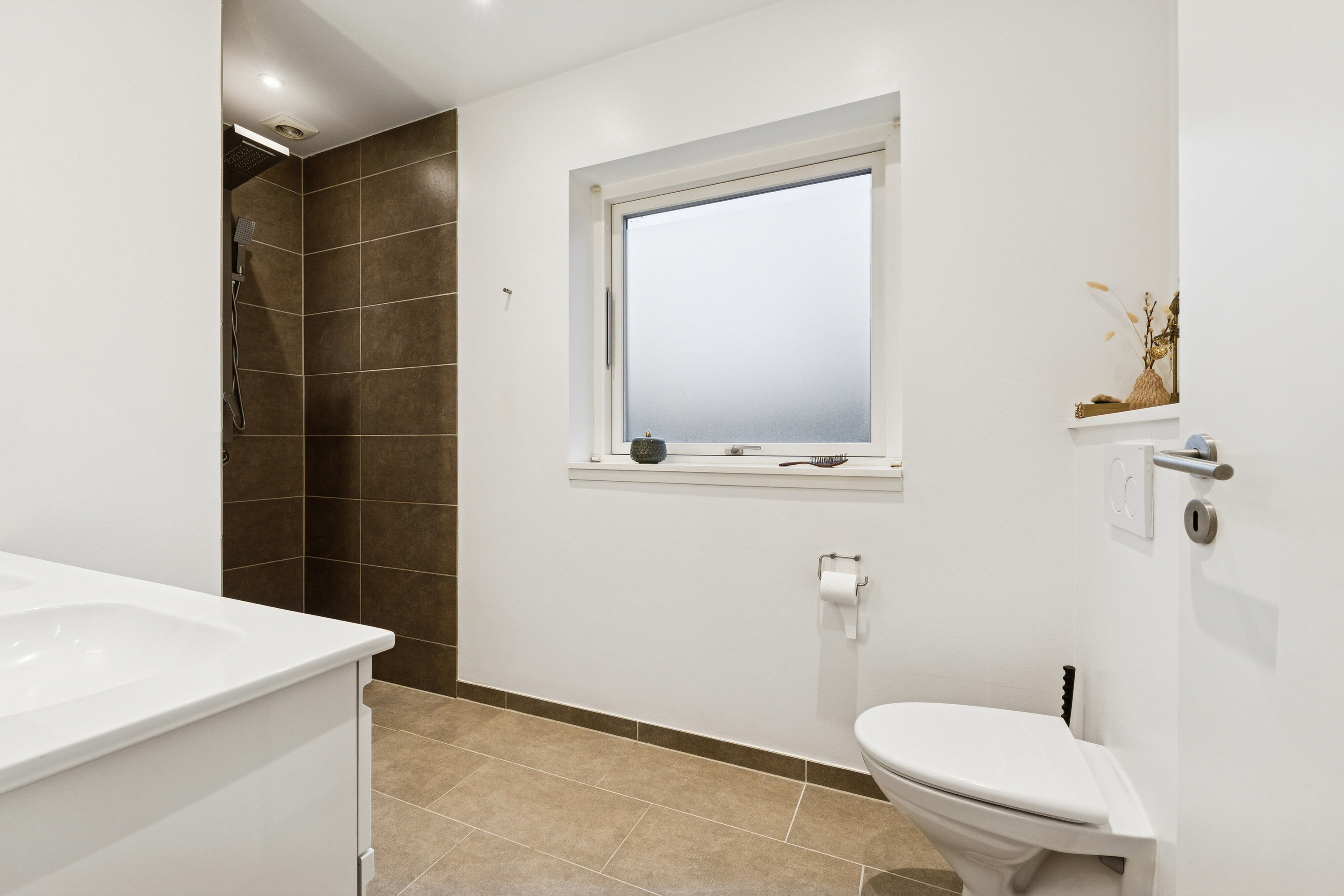 Fremhævet badeværelse billede i fuldskærmstilstand. Billede af Mosebakken 18B, 2830 Virum