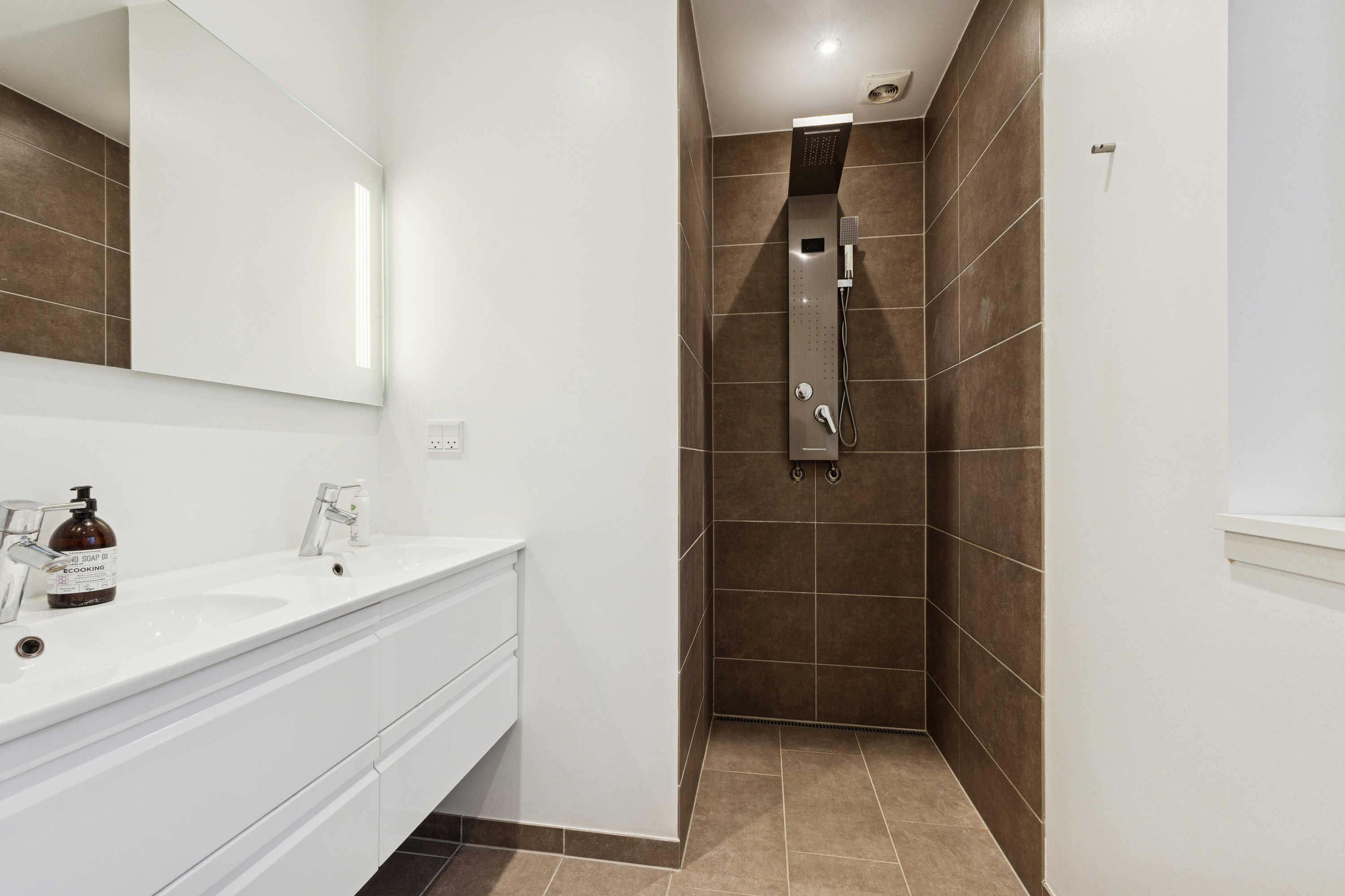 Fremhævet badeværelse billede i fuldskærmstilstand. Billede af Mosebakken 18B, 2830 Virum