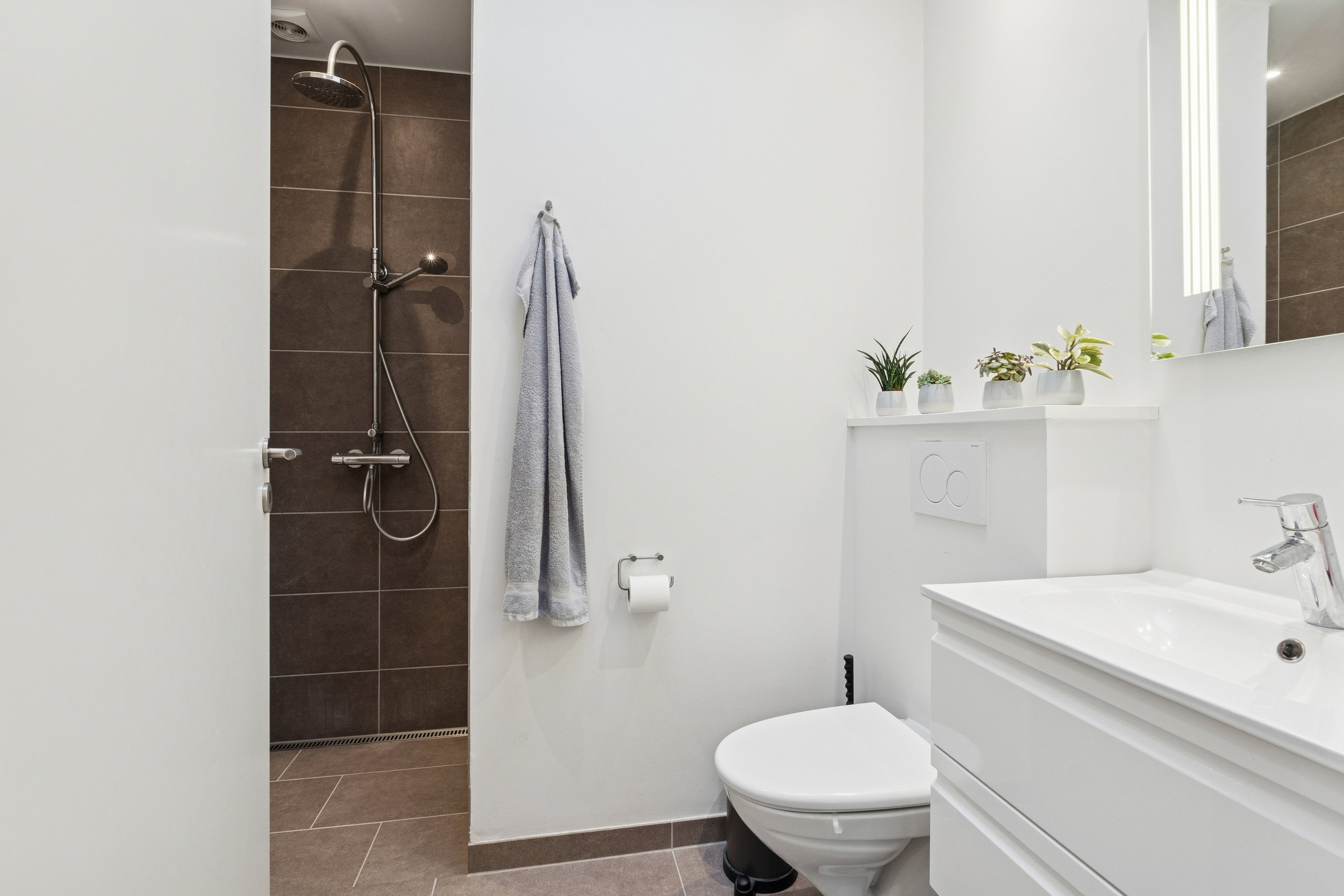 Fremhævet badeværelse billede i fuldskærmstilstand. Billede af Mosebakken 18B, 2830 Virum