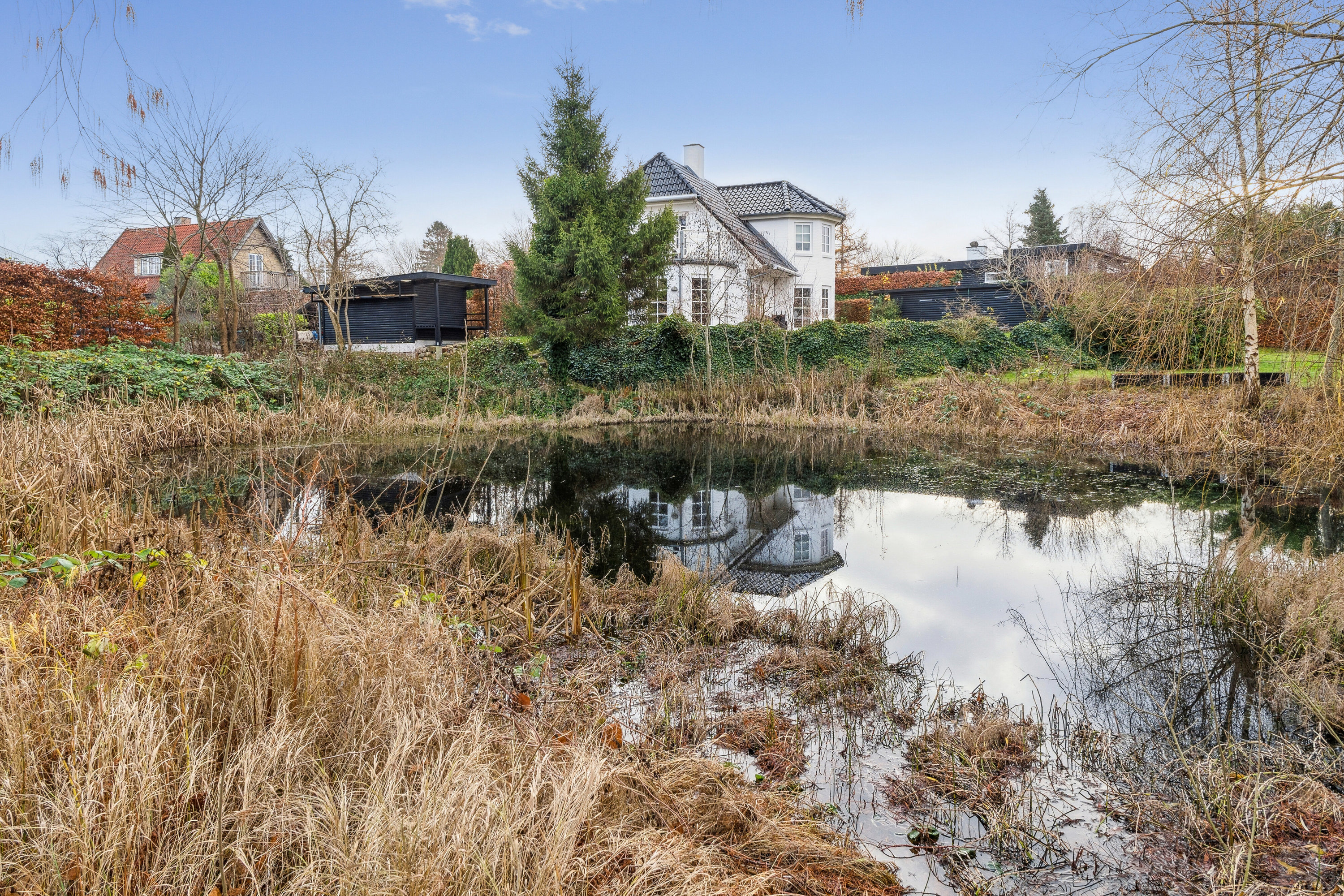 Fremhævet udendørs billede i fuldskærmstilstand. Billede af Mosebakken 18B, 2830 Virum