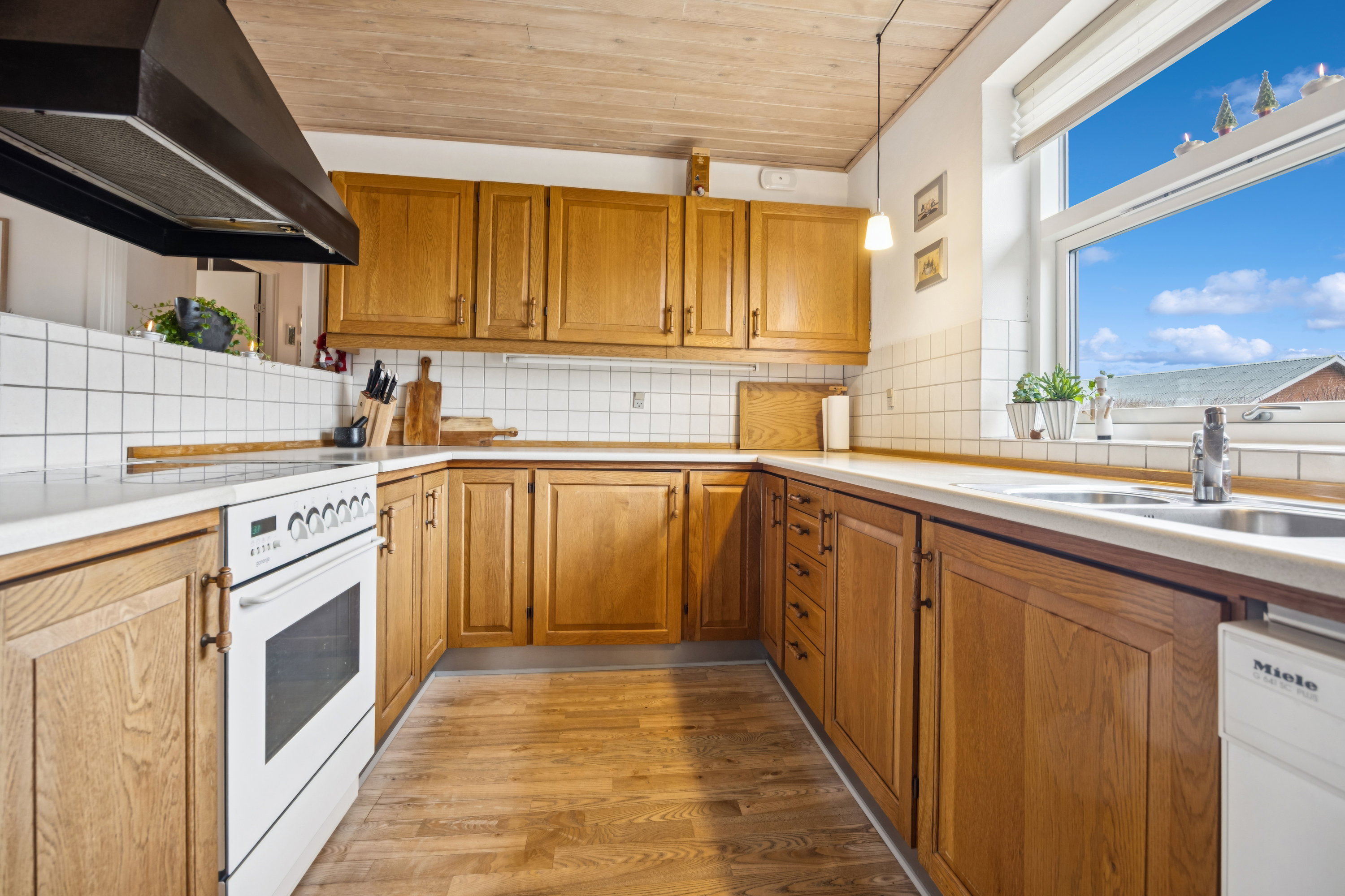 Fremhævet køkken billede i fuldskærmstilstand. Billede af Ulrik Birchs Vej 8, 9430 Vadum