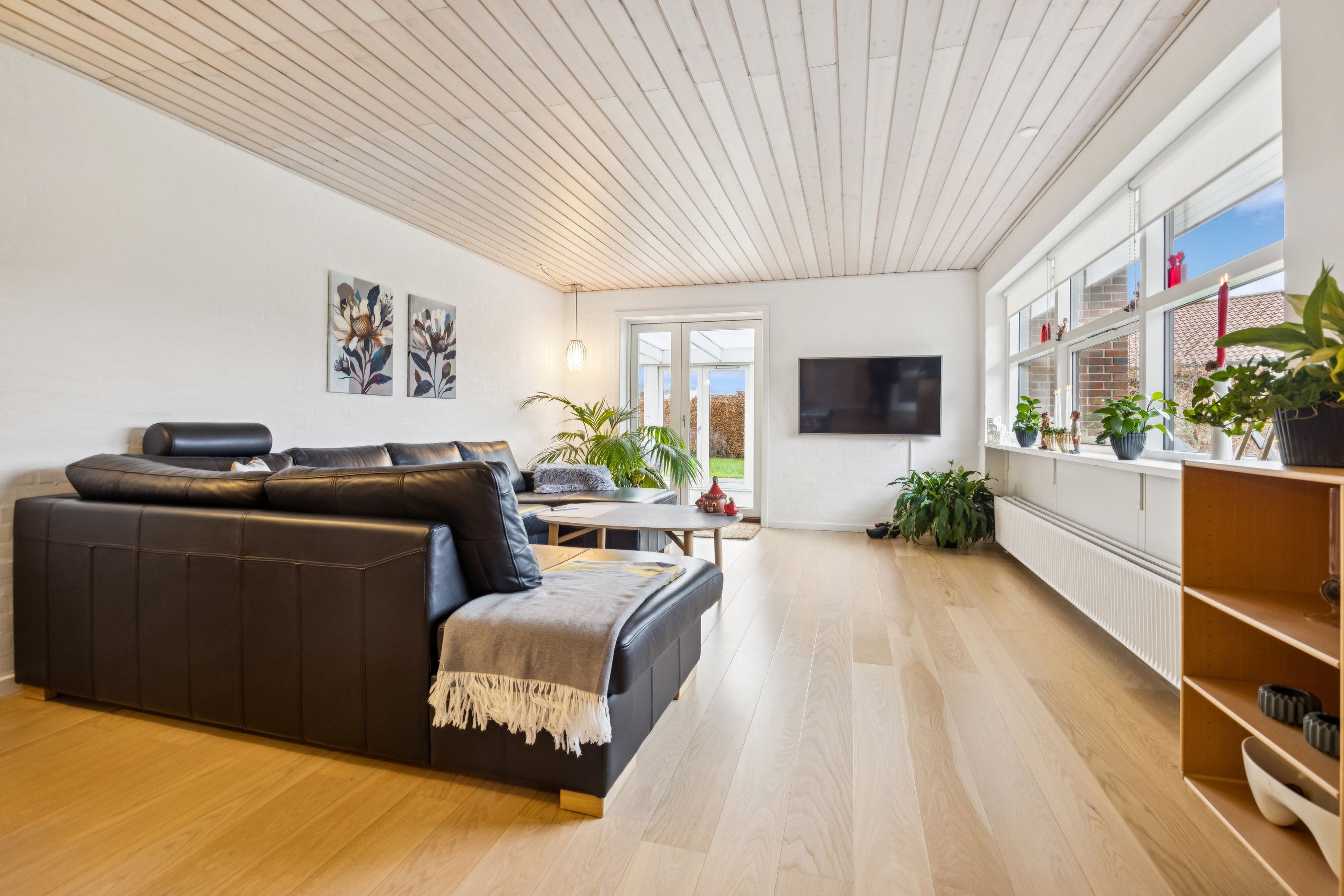 Fremhævet stue billede i fuldskærmstilstand. Billede af Ulrik Birchs Vej 8, 9430 Vadum