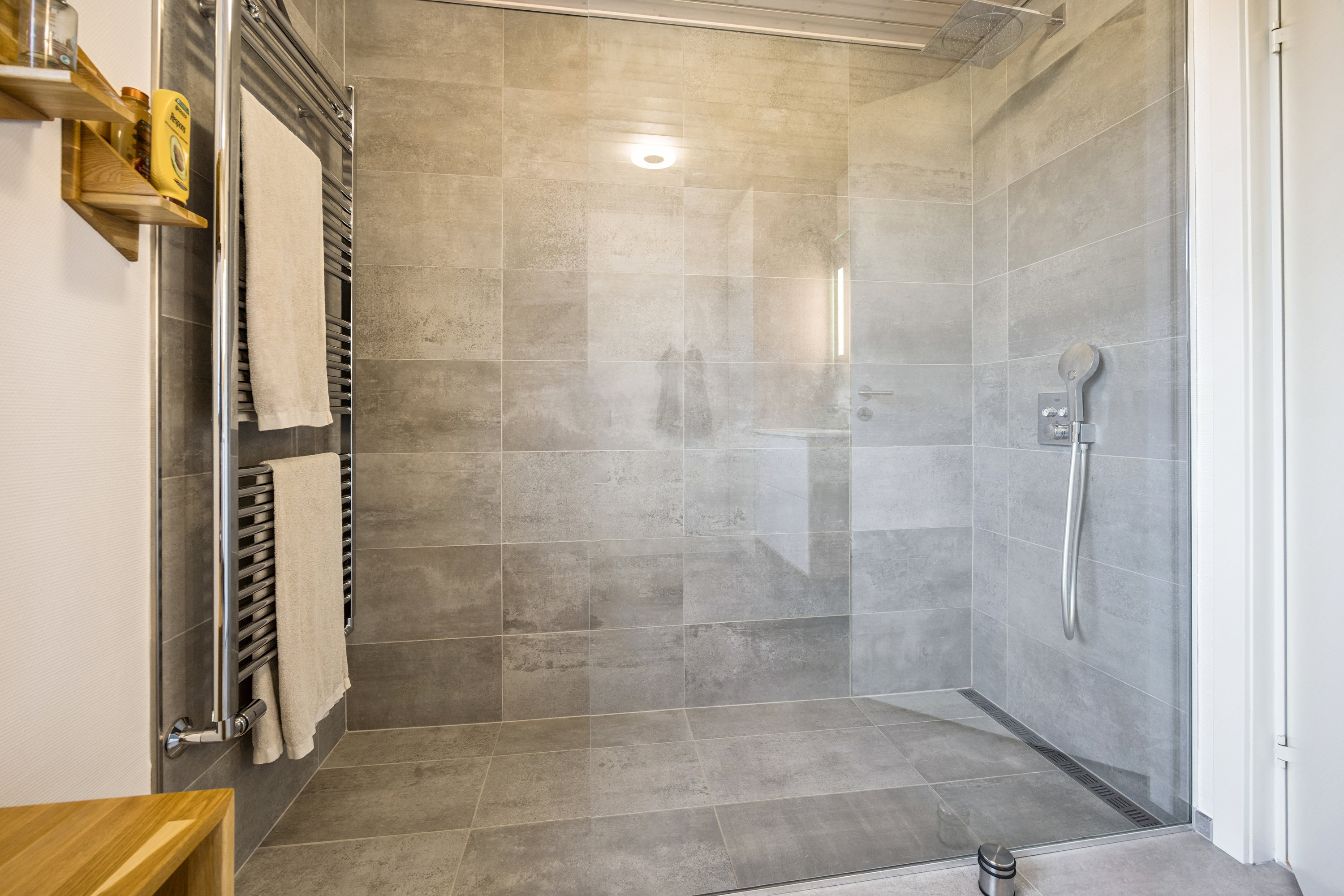 Fremhævet badeværelse billede i fuldskærmstilstand. Billede af Ulrik Birchs Vej 8, 9430 Vadum