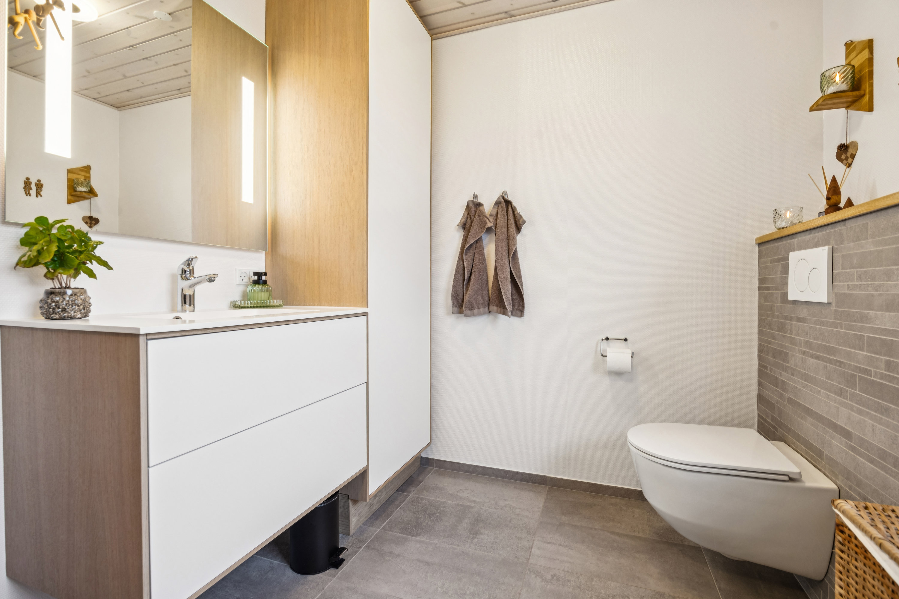 Fremhævet badeværelse billede i fuldskærmstilstand. Billede af Ulrik Birchs Vej 8, 9430 Vadum