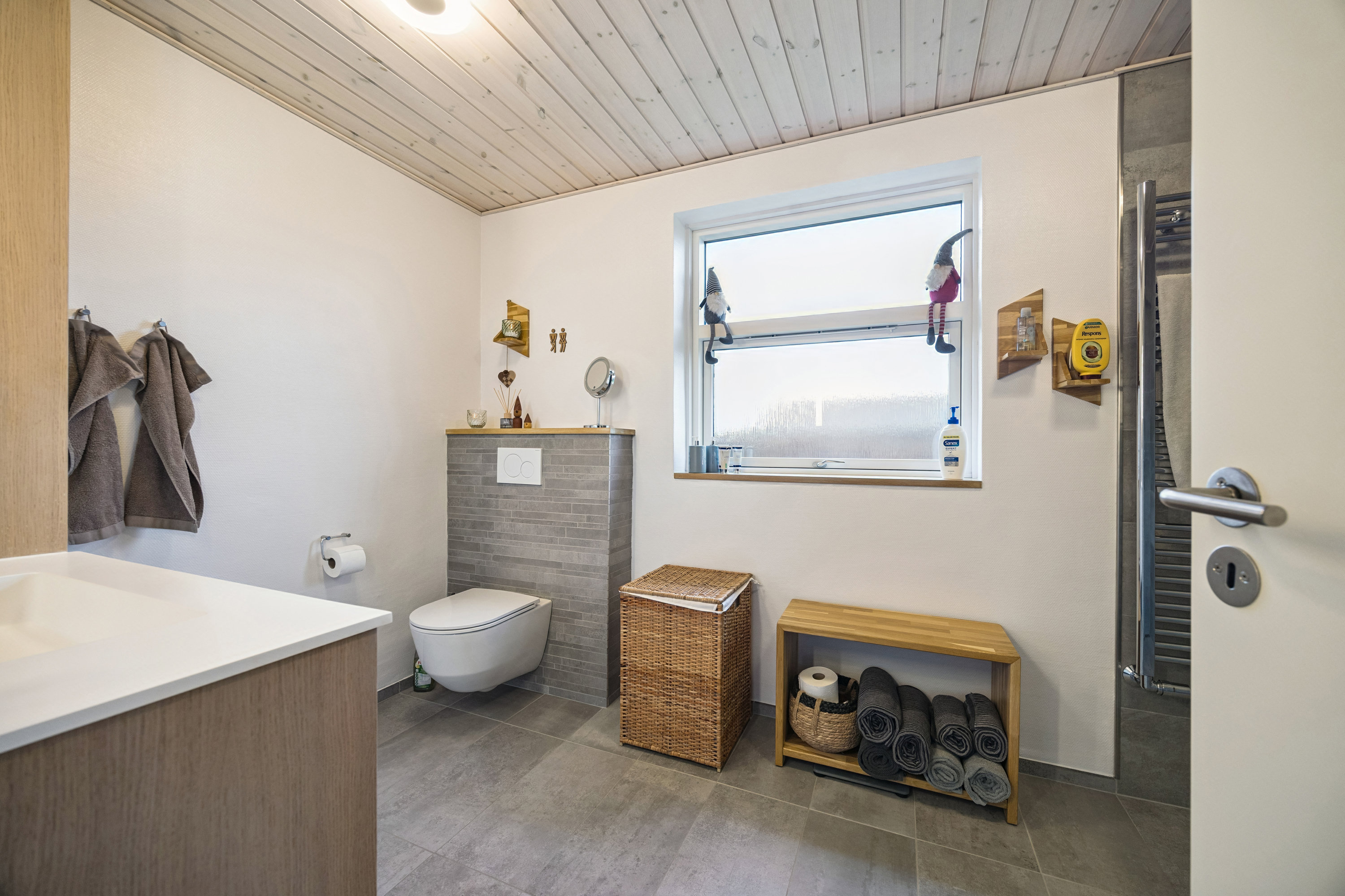 Fremhævet badeværelse billede i fuldskærmstilstand. Billede af Ulrik Birchs Vej 8, 9430 Vadum