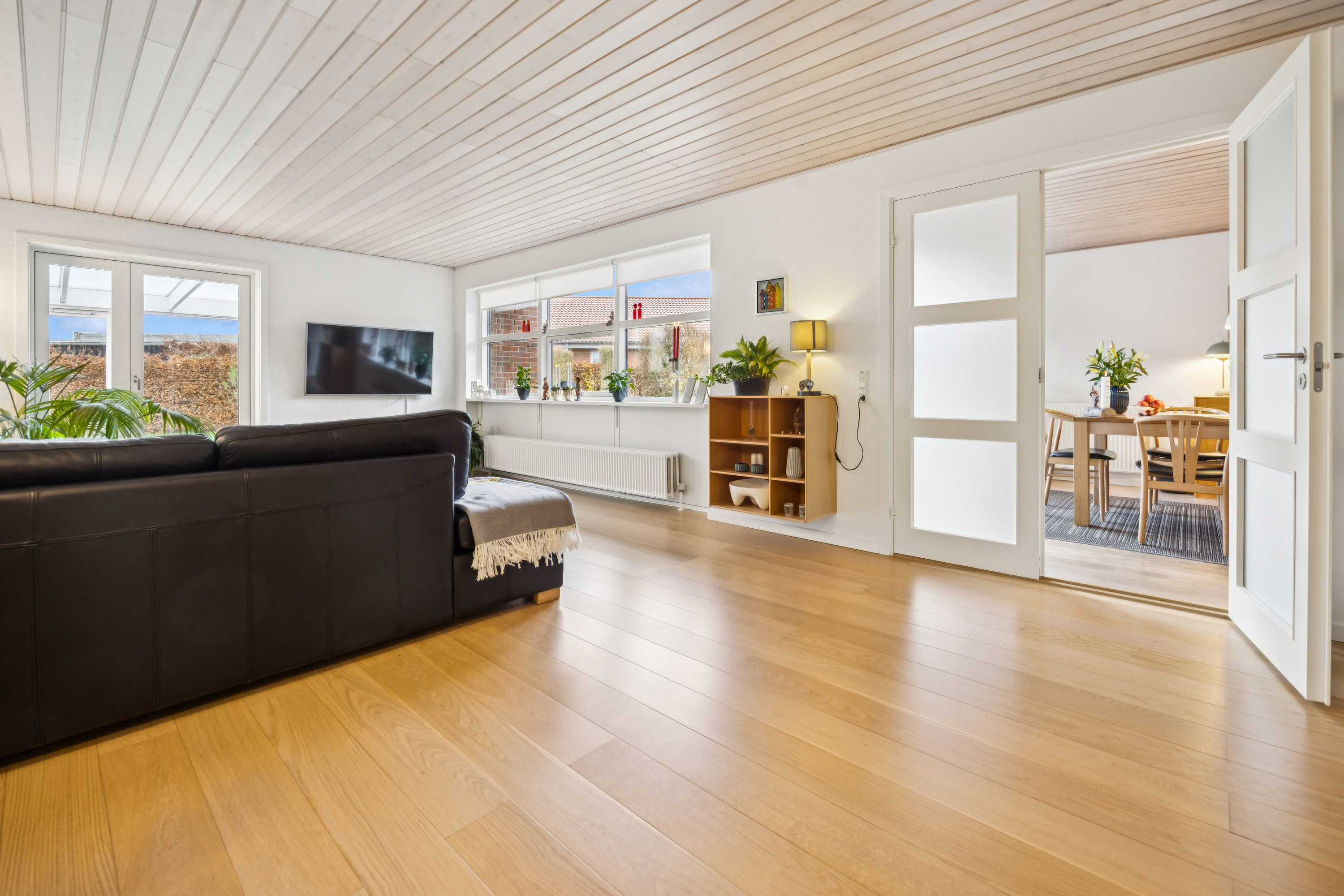 Fremhævet stue billede i fuldskærmstilstand. Billede af Ulrik Birchs Vej 8, 9430 Vadum