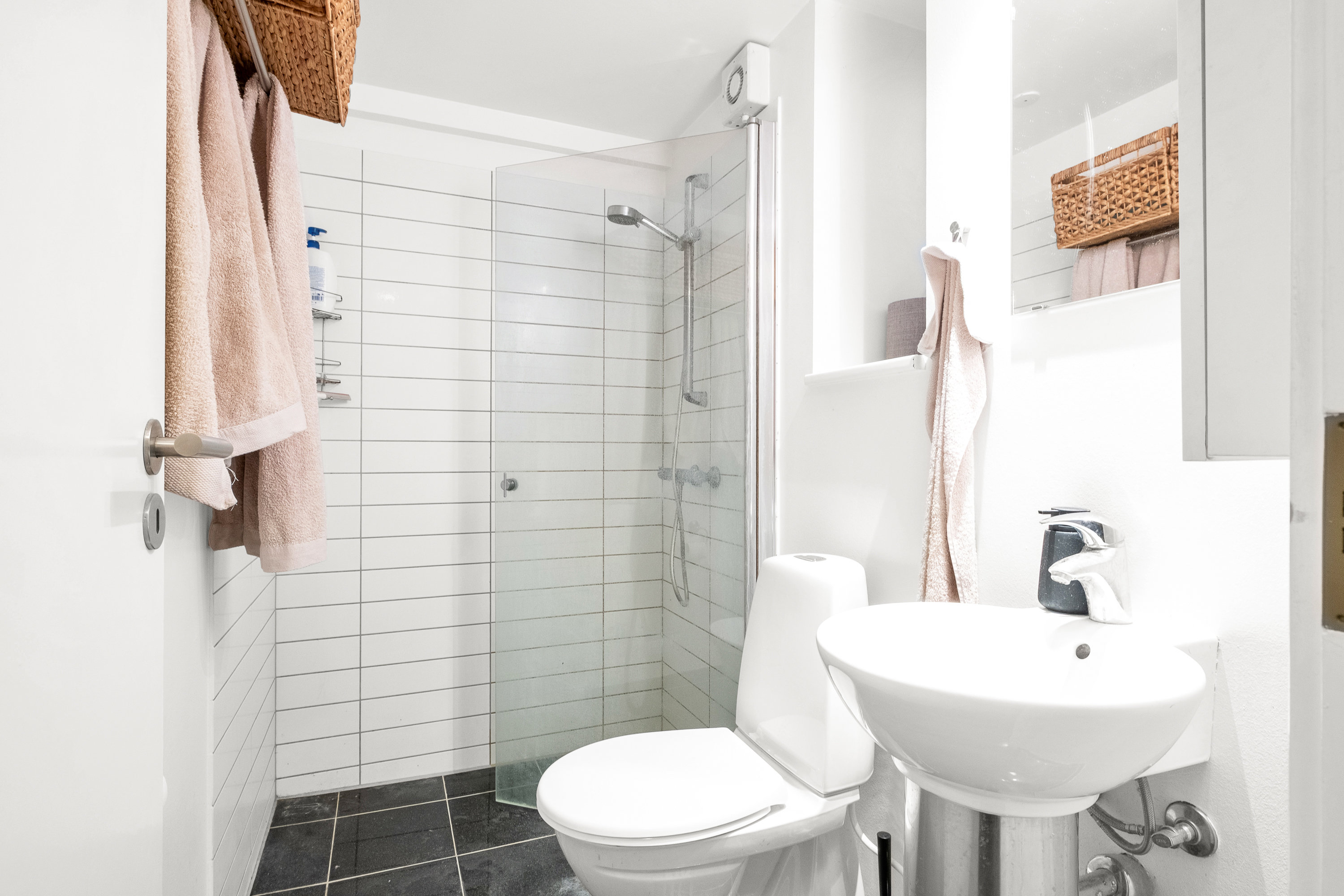 Fremhævet badeværelse billede i fuldskærmstilstand. Billede af Frederiks Allé 83, kld.., 8000 Aarhus C