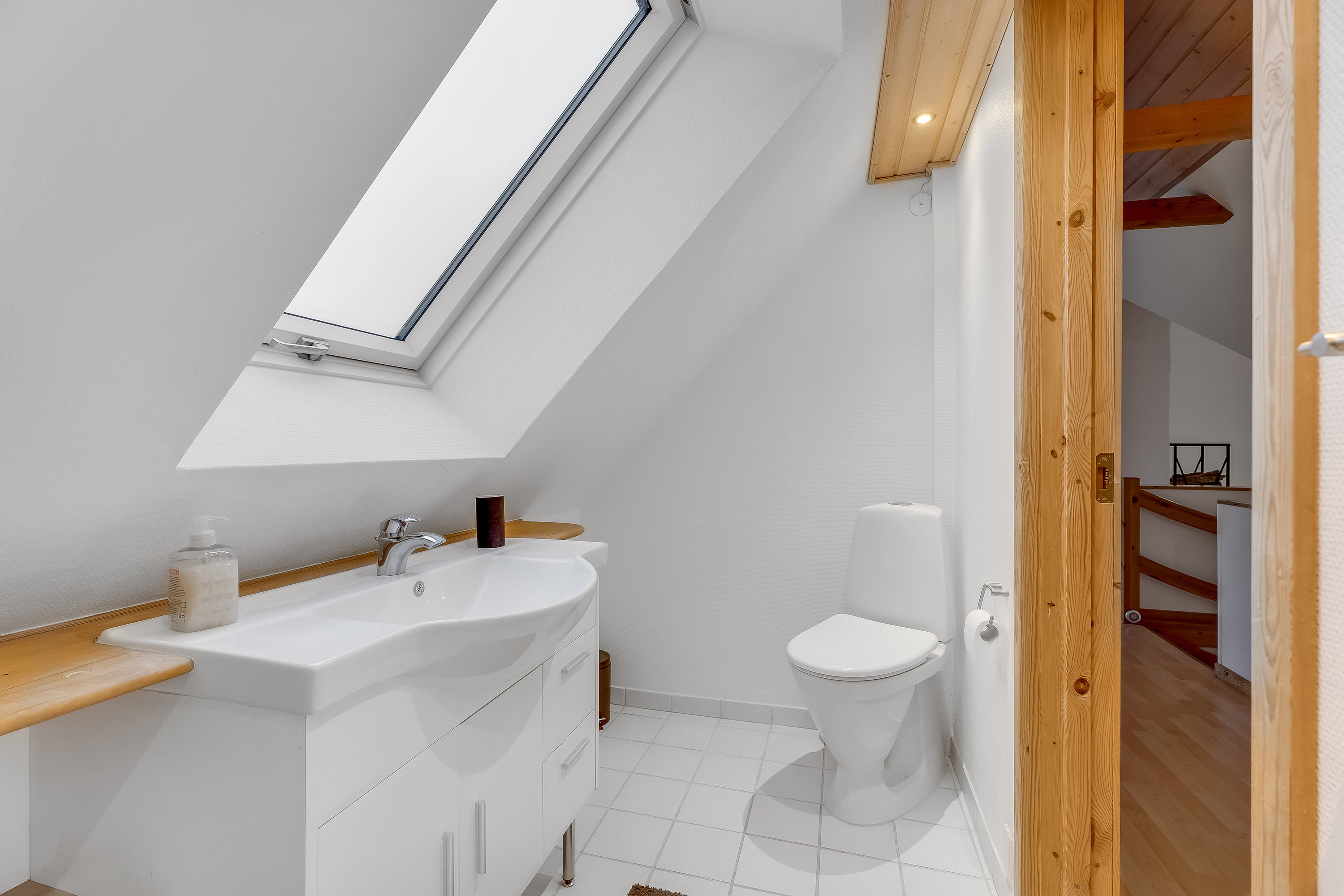 Fremhævet toilet billede i fuldskærmstilstand. Billede af Sætmadsvej 3, Erikstrup, 4930 Maribo