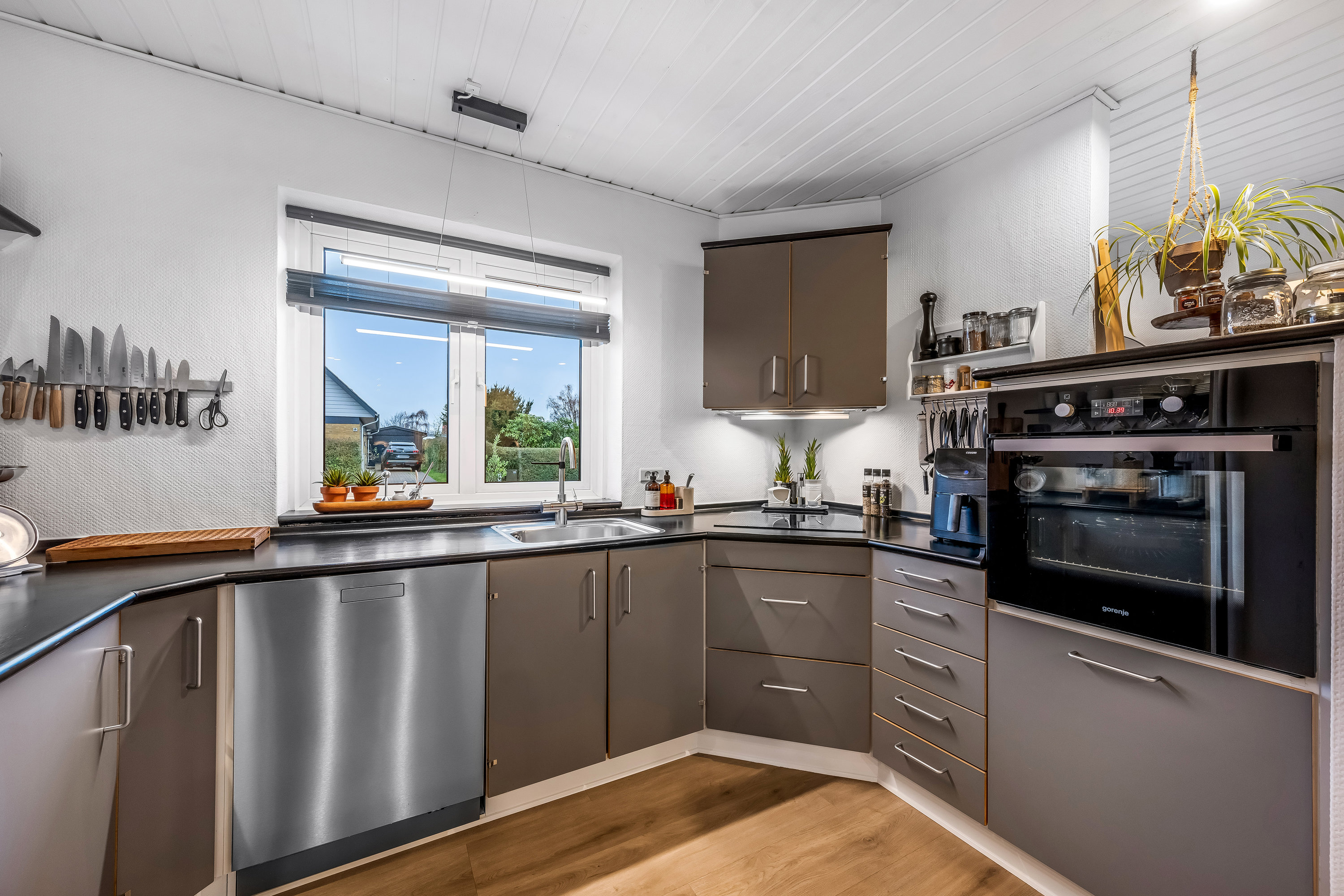 Fremhævet køkken billede i fuldskærmstilstand. Billede af Violvej 8, 6900 Skjern