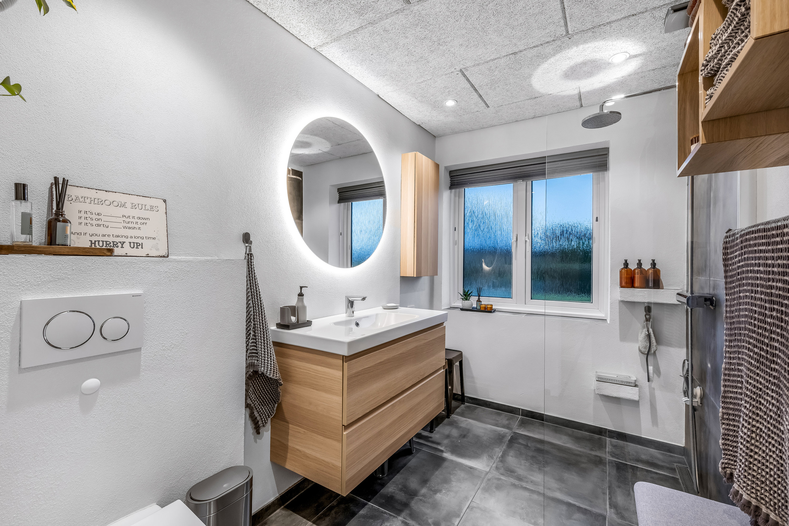 Fremhævet badeværelse billede i fuldskærmstilstand. Billede af Violvej 8, 6900 Skjern