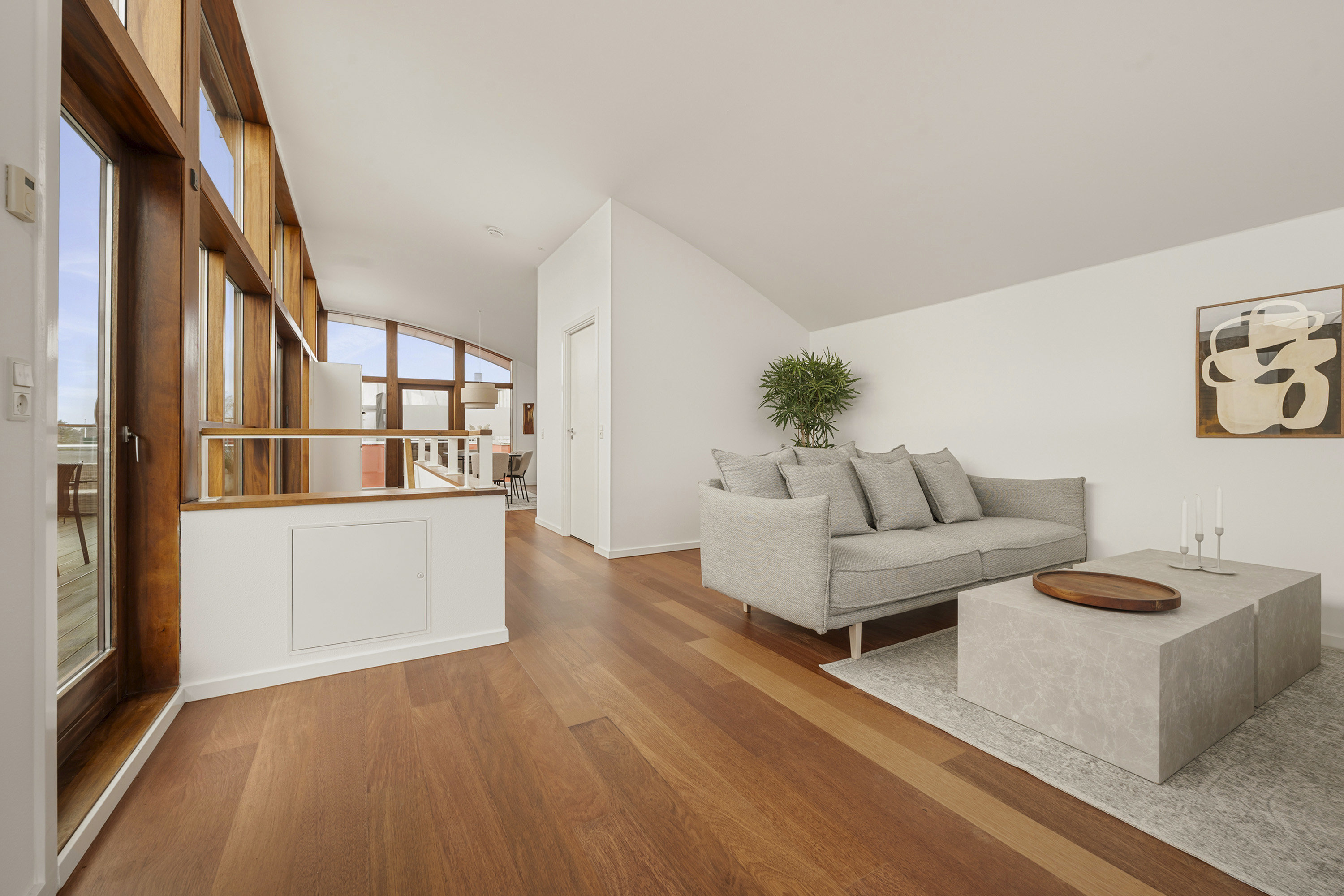 Fremhævet stue billede i fuldskærmstilstand. Billede af Pilehøj 8B, 1. th., 3460 Birkerød