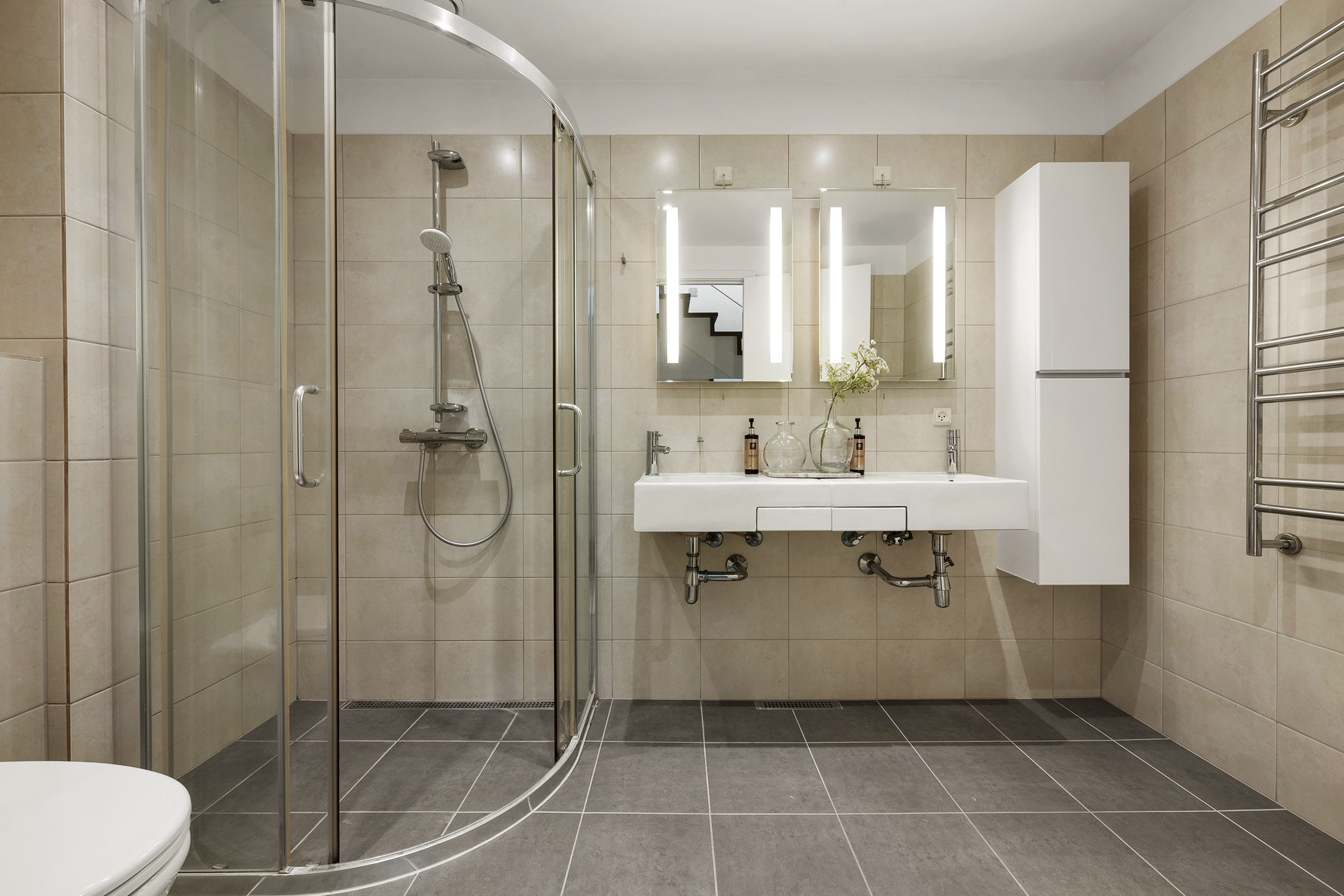 Fremhævet badeværelse billede i fuldskærmstilstand. Billede af Pilehøj 8B, 1. th., 3460 Birkerød