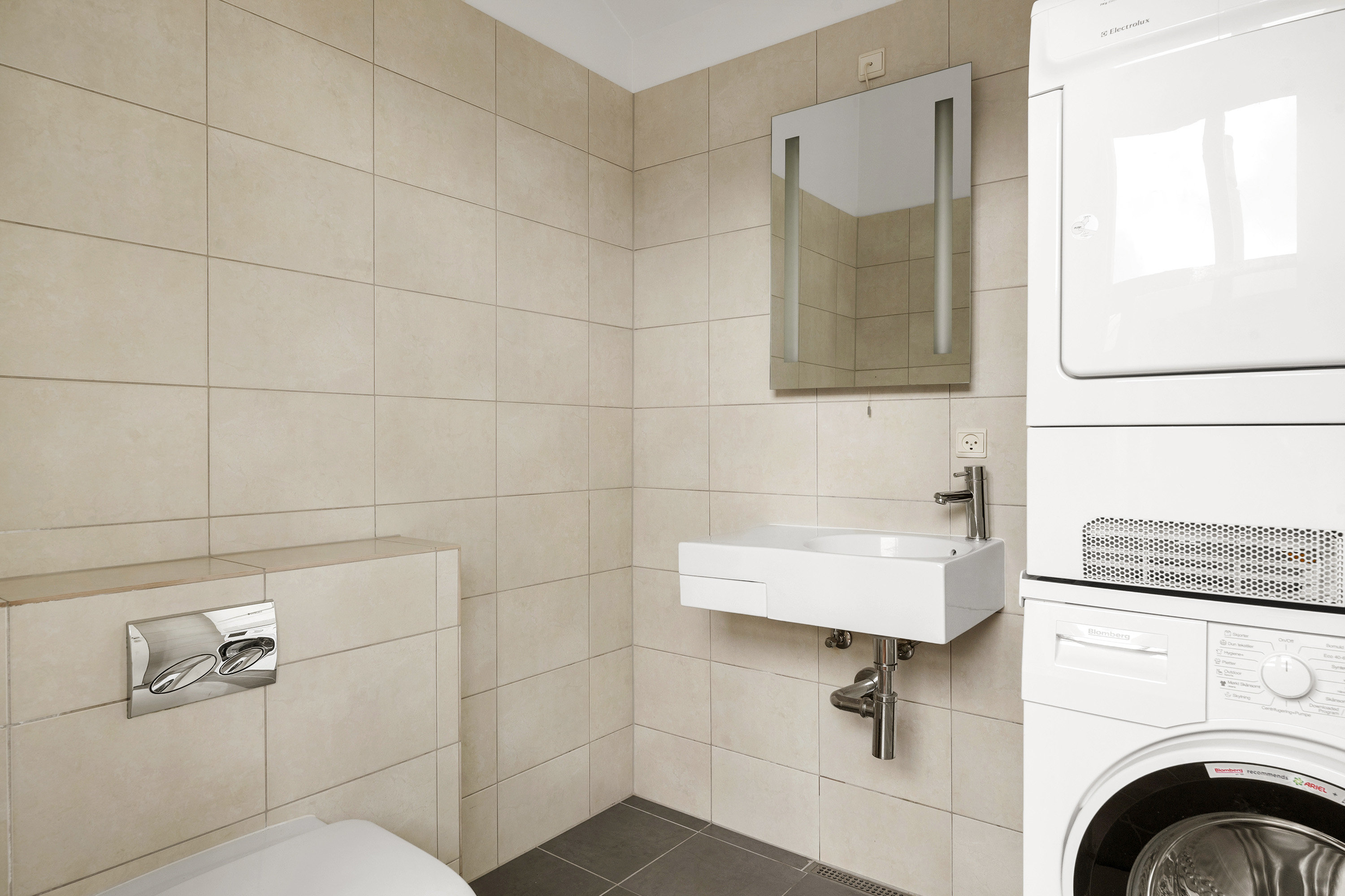 Fremhævet badeværelse billede i fuldskærmstilstand. Billede af Pilehøj 8B, 1. th., 3460 Birkerød