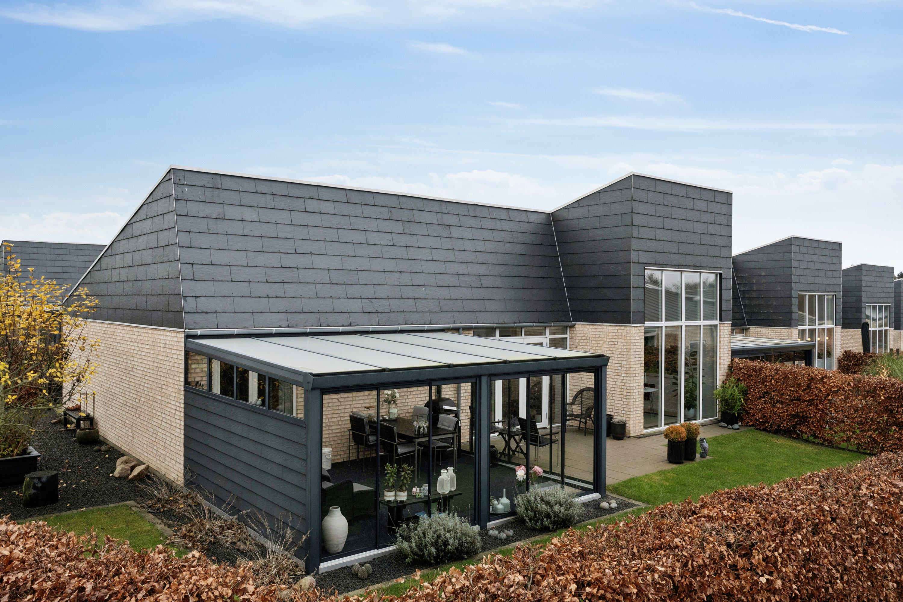 Fremhævet set fra haven billede i fuldskærmstilstand. Billede af Syrengården 20, 4300 Holbæk