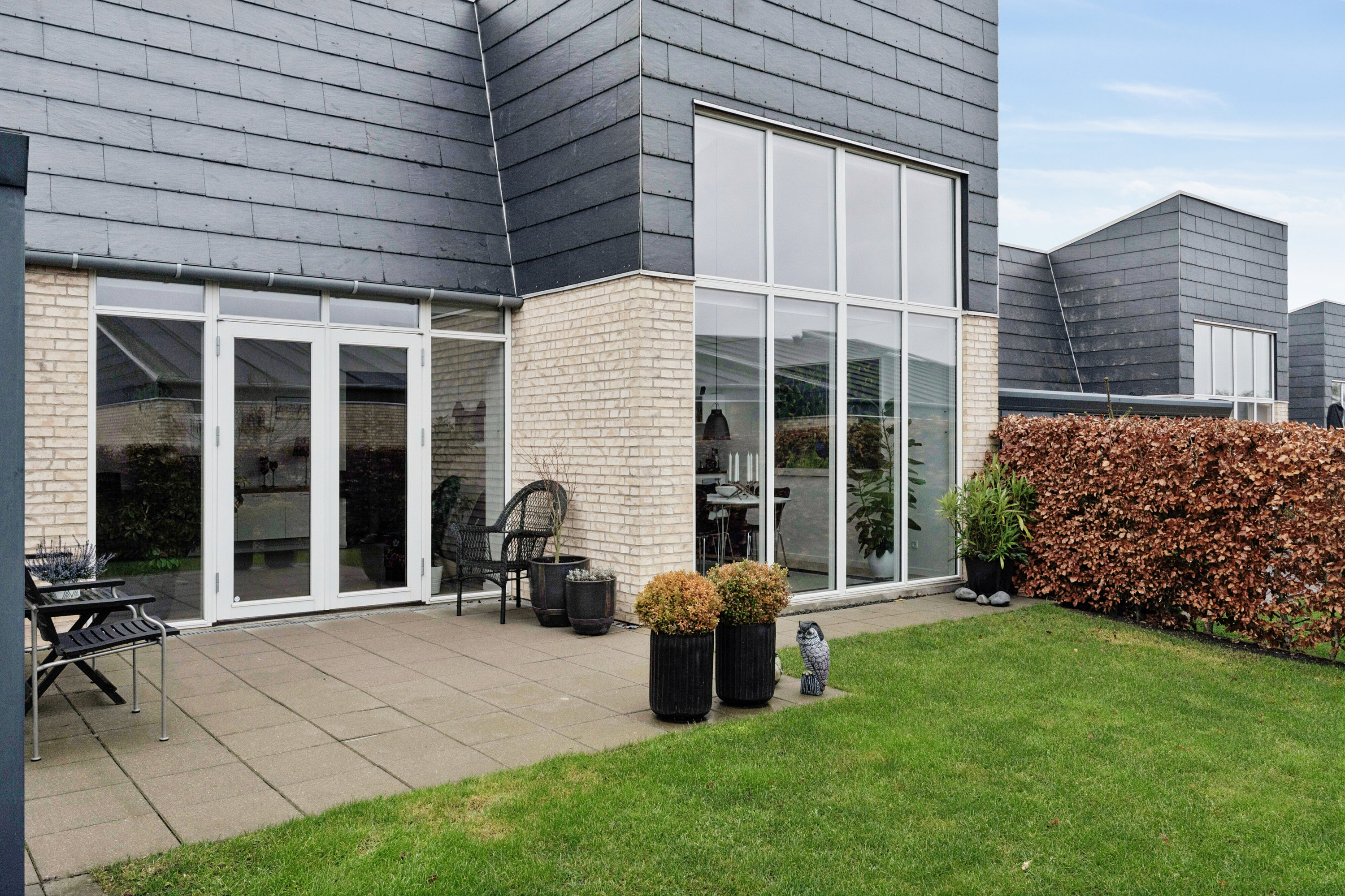 Fremhævet set fra haven billede i fuldskærmstilstand. Billede af Syrengården 20, 4300 Holbæk