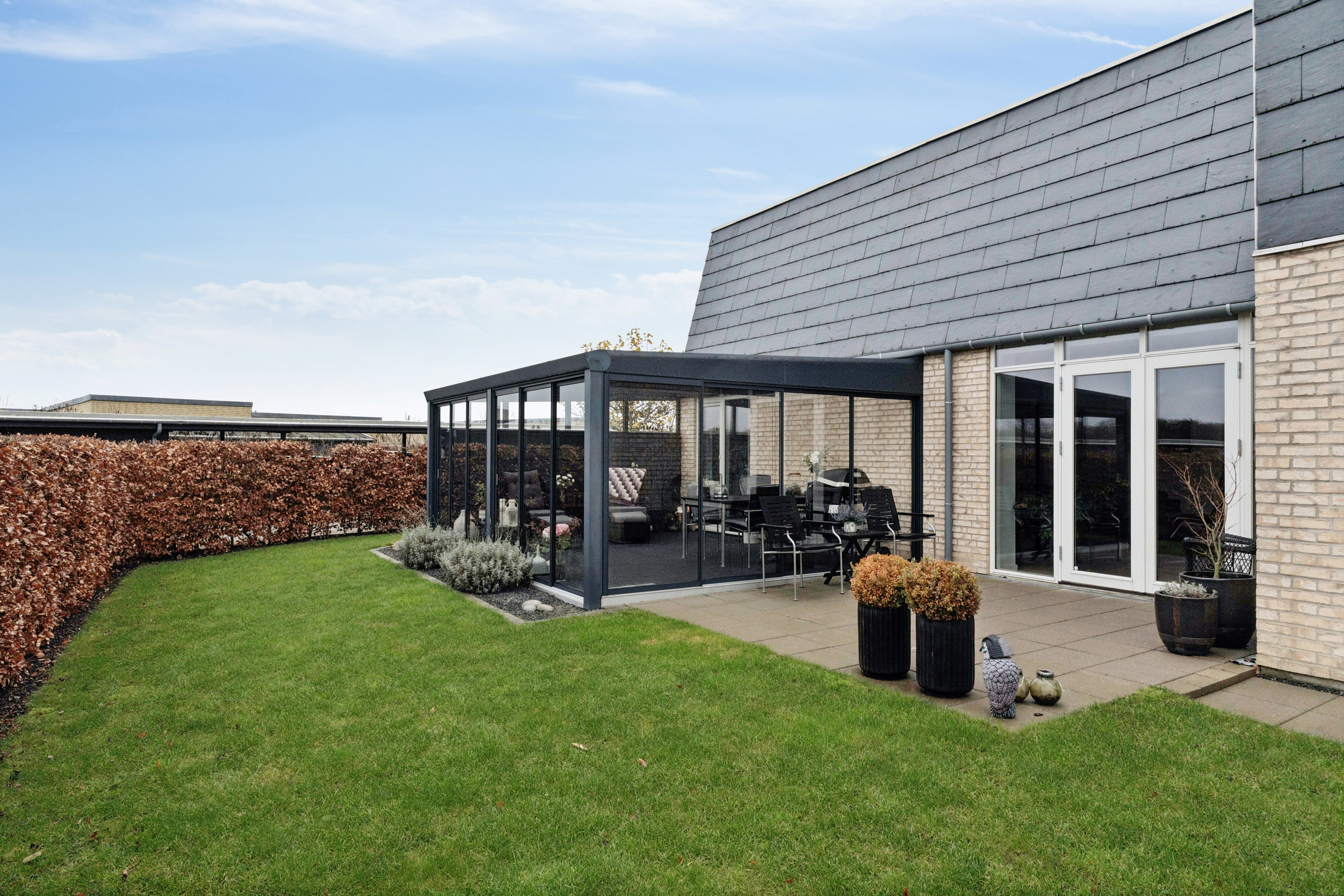 Fremhævet set fra haven billede i fuldskærmstilstand. Billede af Syrengården 20, 4300 Holbæk