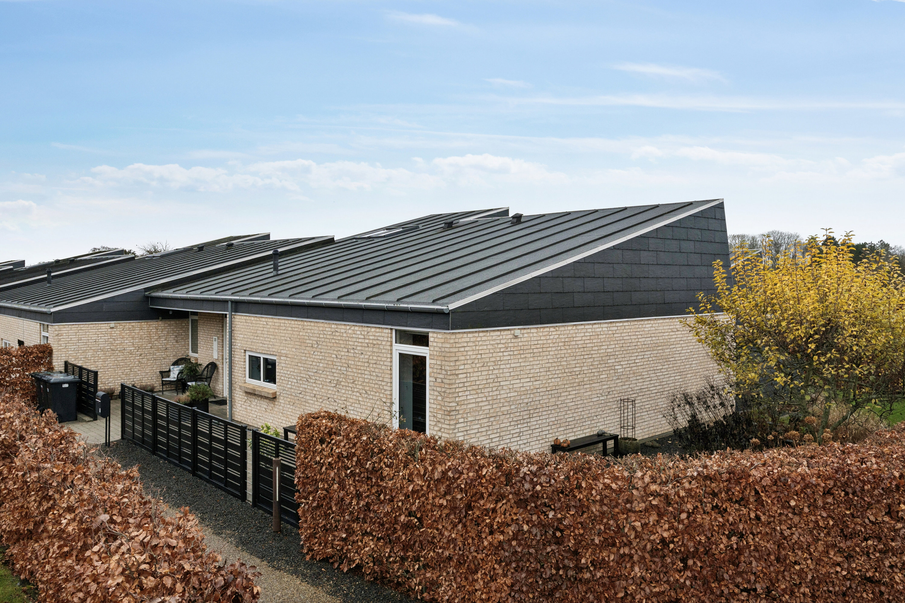 Fremhævet set fra vejen billede i fuldskærmstilstand. Billede af Syrengården 20, 4300 Holbæk