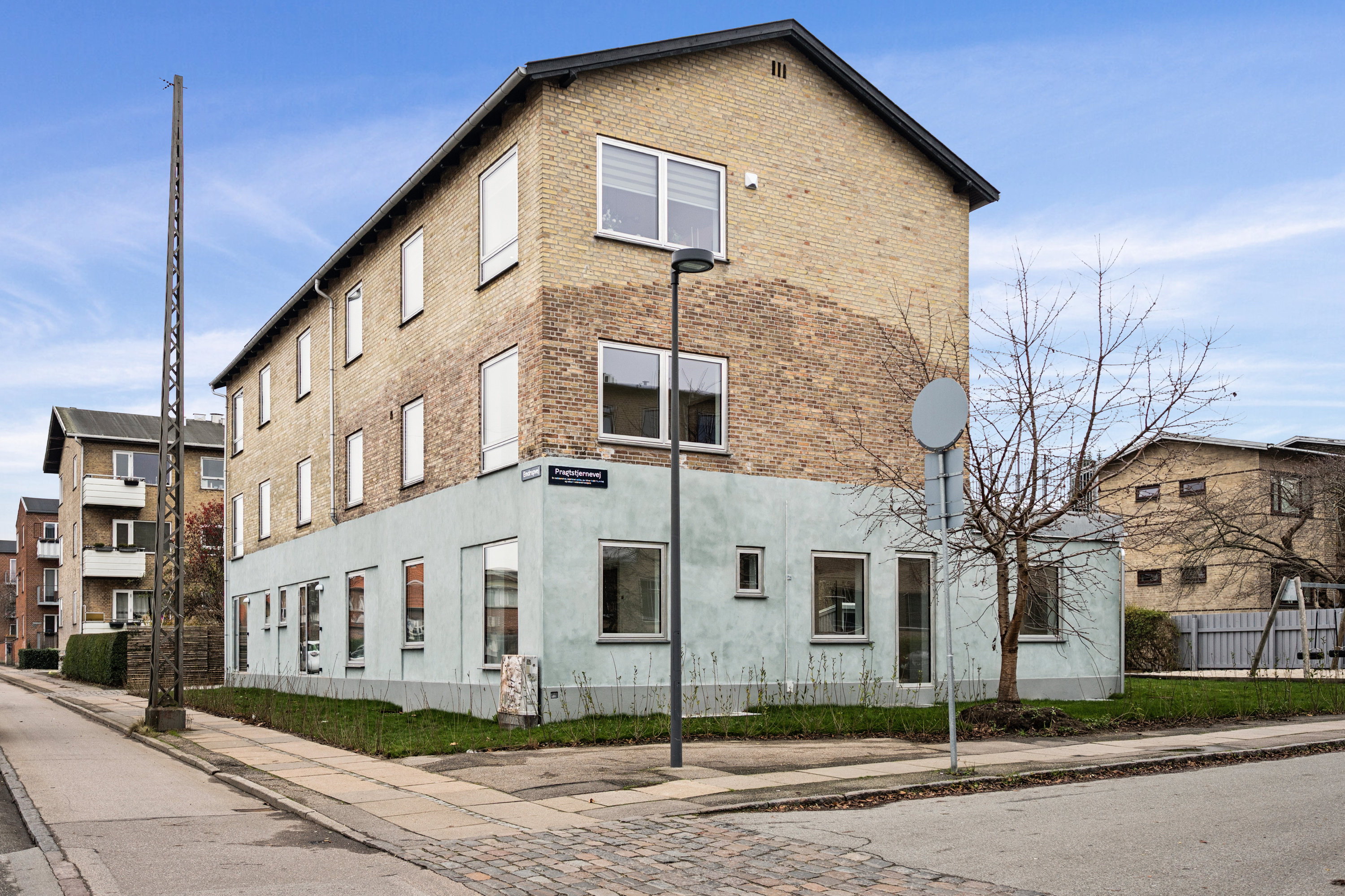 Fremhævet andet billede i fuldskærmstilstand. Billede af Emdrupvej 155, 1. tv., 2400 København NV