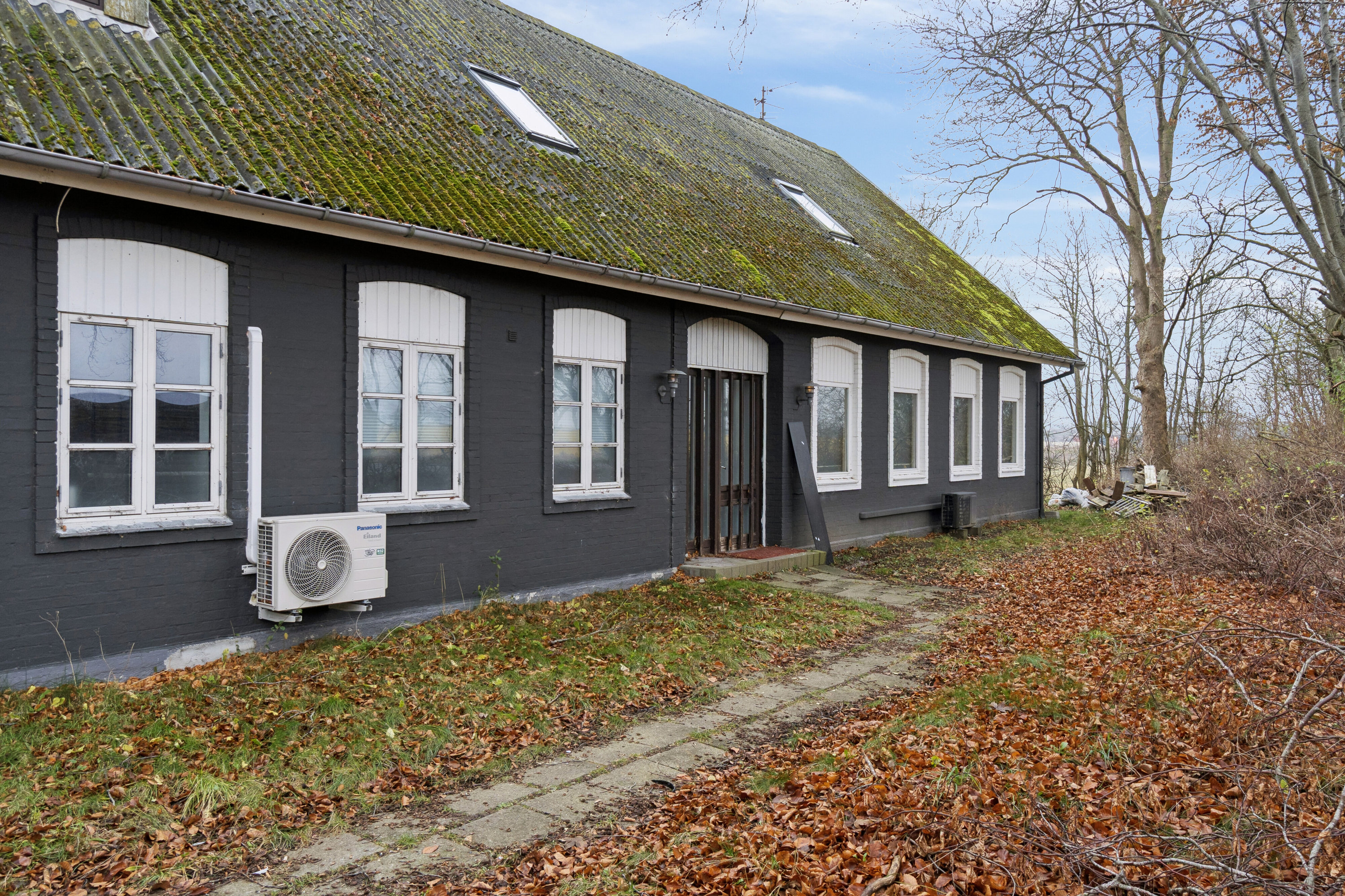 Fremhævet set fra vejen billede i fuldskærmstilstand. Billede af Kalundborgvej 96, 1. tv., Jernbjerg, 4200 Slagelse