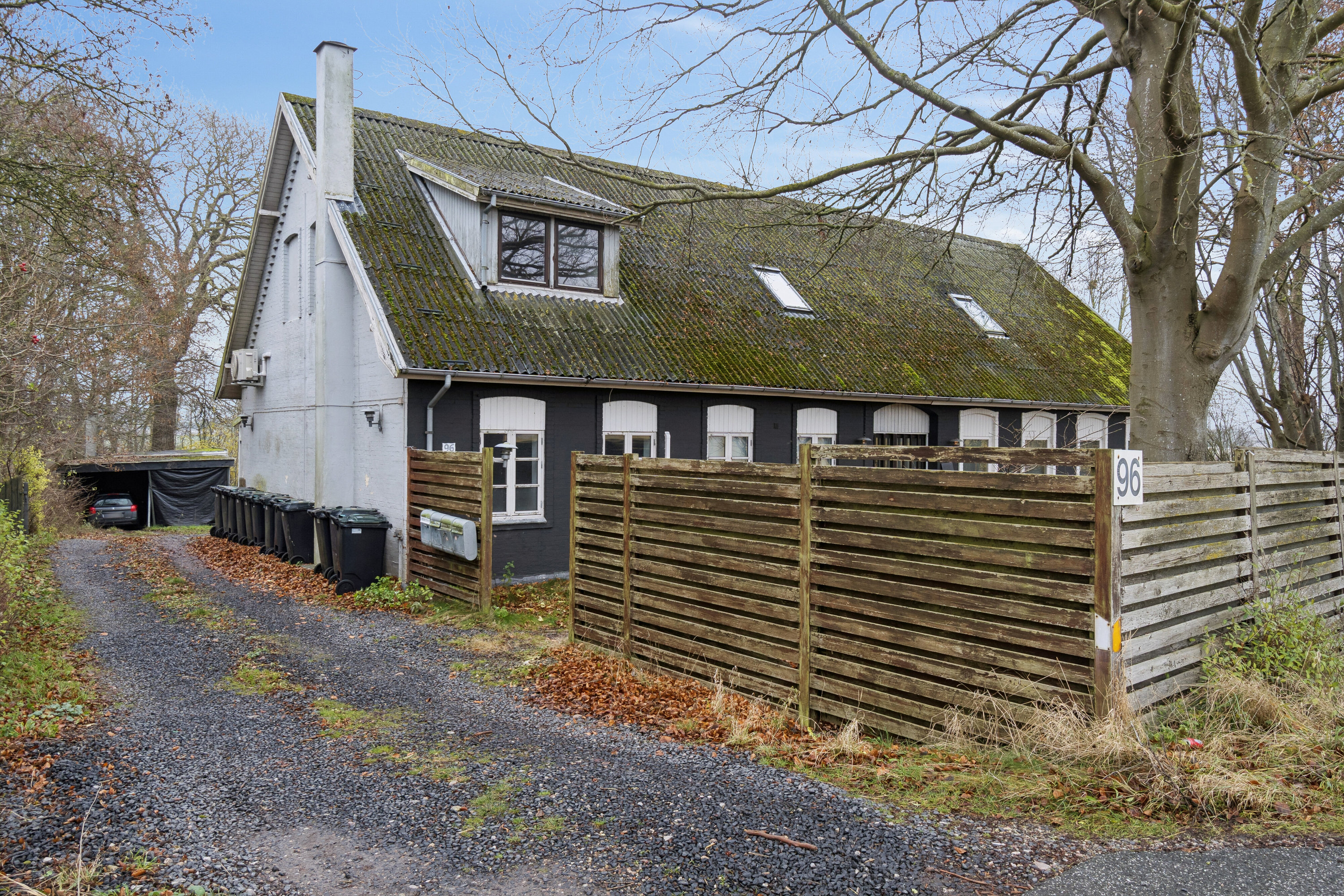 Fremhævet set fra vejen billede i fuldskærmstilstand. Billede af Kalundborgvej 96, 1. tv., Jernbjerg, 4200 Slagelse