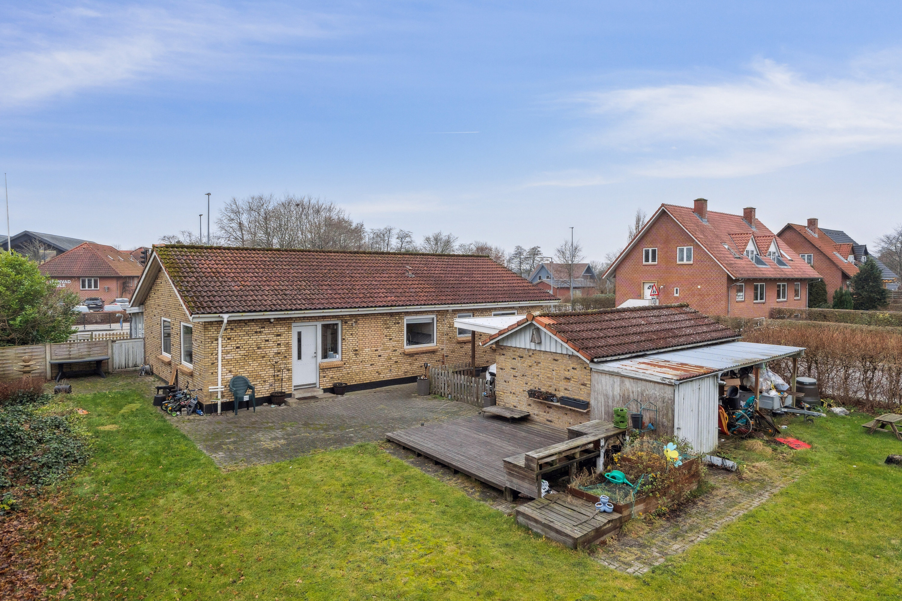 Fremhævet set fra haven billede i fuldskærmstilstand. Billede af Skolevænget 2, 7430 Ikast