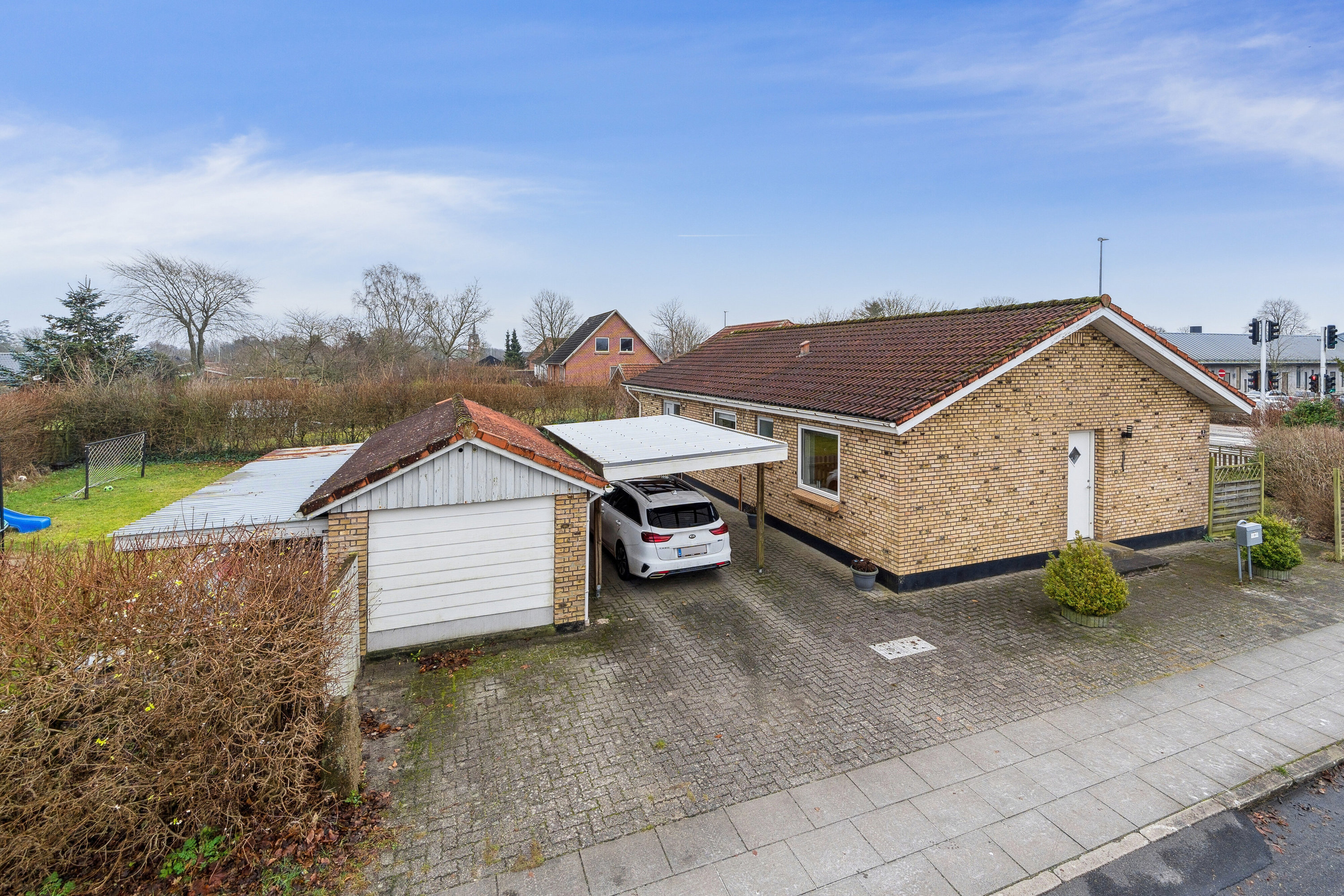 Fremhævet set fra vejen billede i fuldskærmstilstand. Billede af Skolevænget 2, 7430 Ikast