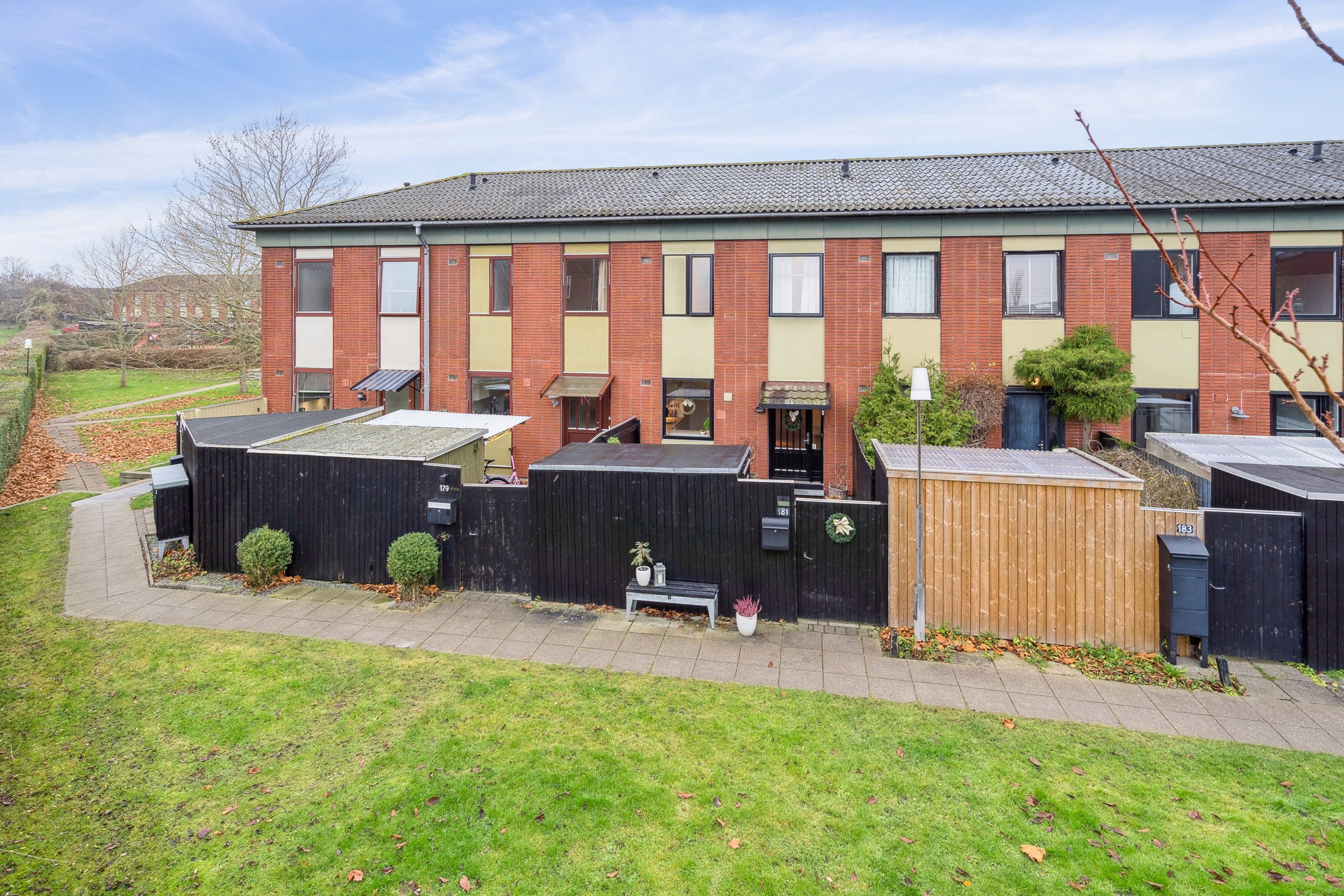 Fremhævet set fra haven billede i fuldskærmstilstand. Billede af Elmehusene 181, 2600 Glostrup