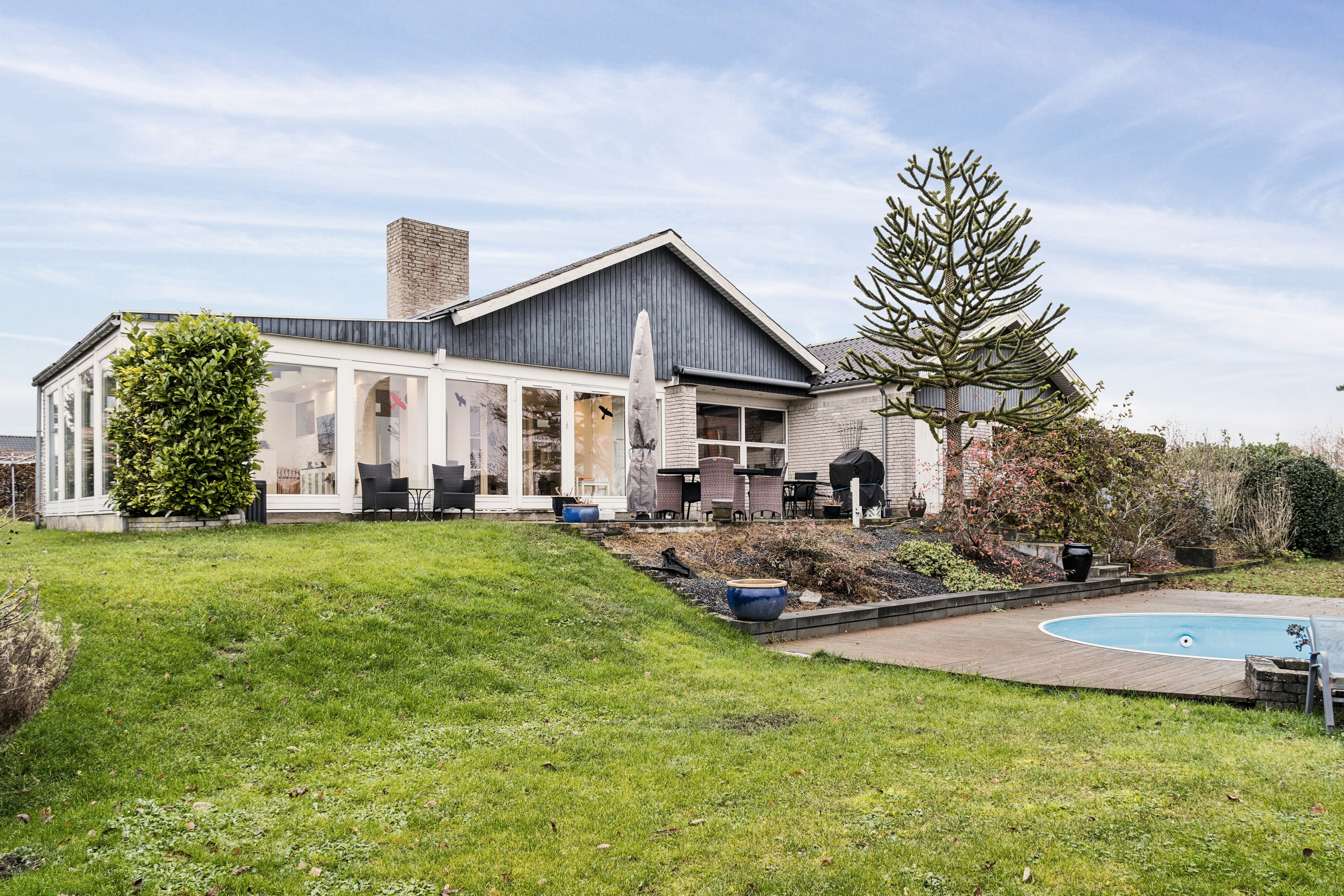 Miniaturebillede 1: set fra haven. Billede af Urtehaven 29, 4300 Holbæk