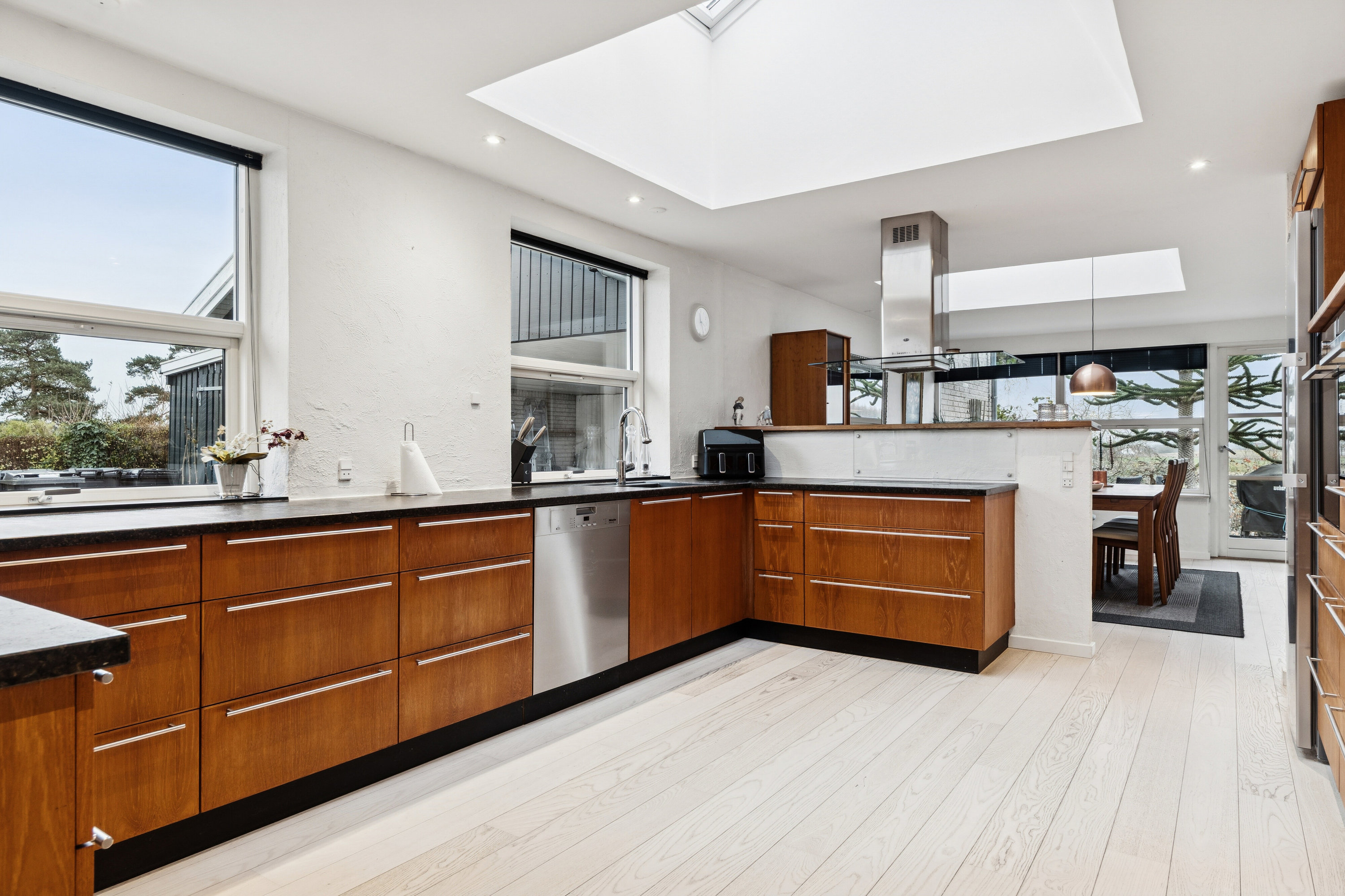 Fremhævet køkken billede i fuldskærmstilstand. Billede af Urtehaven 29, 4300 Holbæk