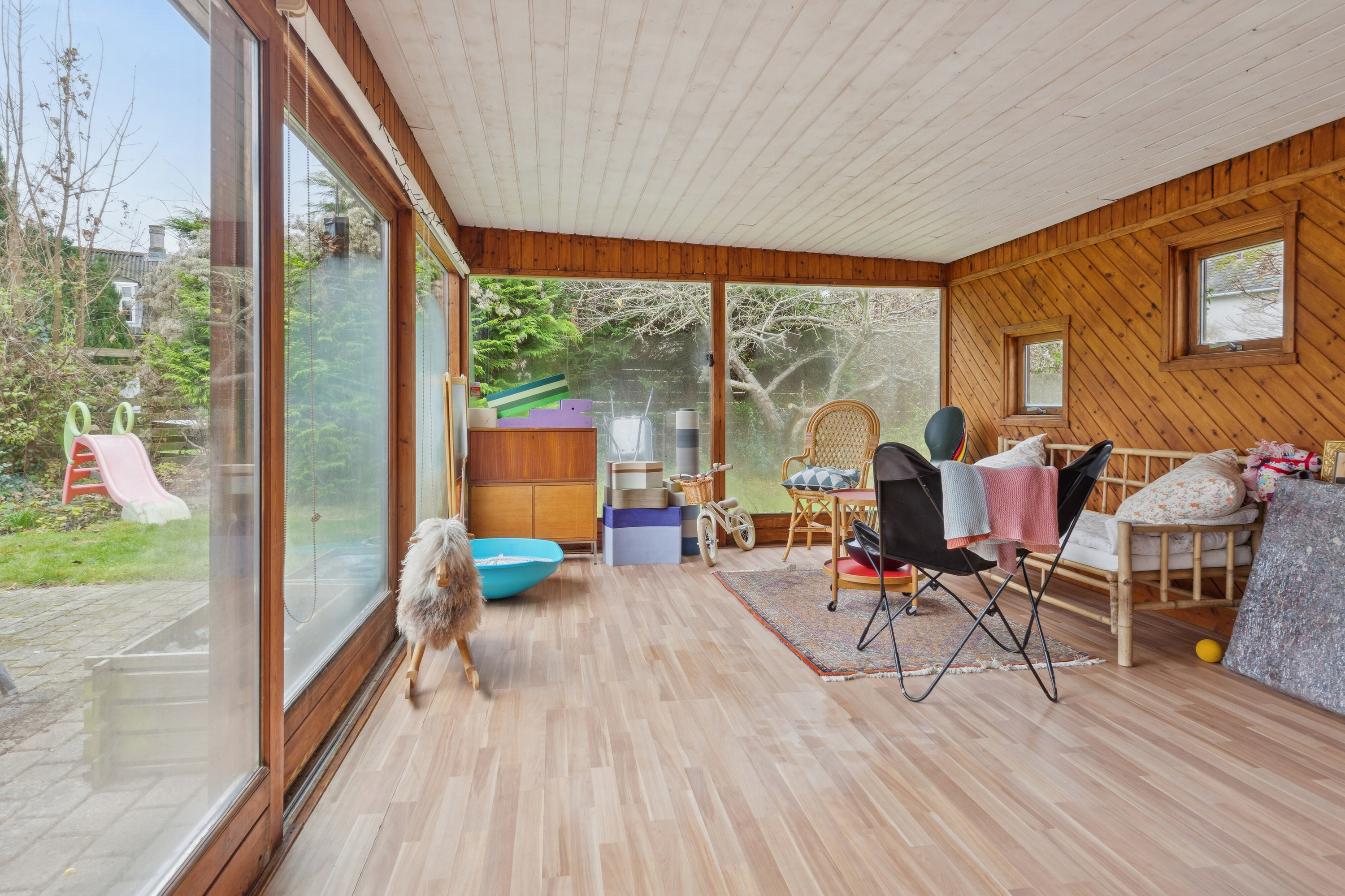 Fremhævet stue billede i fuldskærmstilstand. Billede af Ved Harrestrup Å 19, 2610 Rødovre