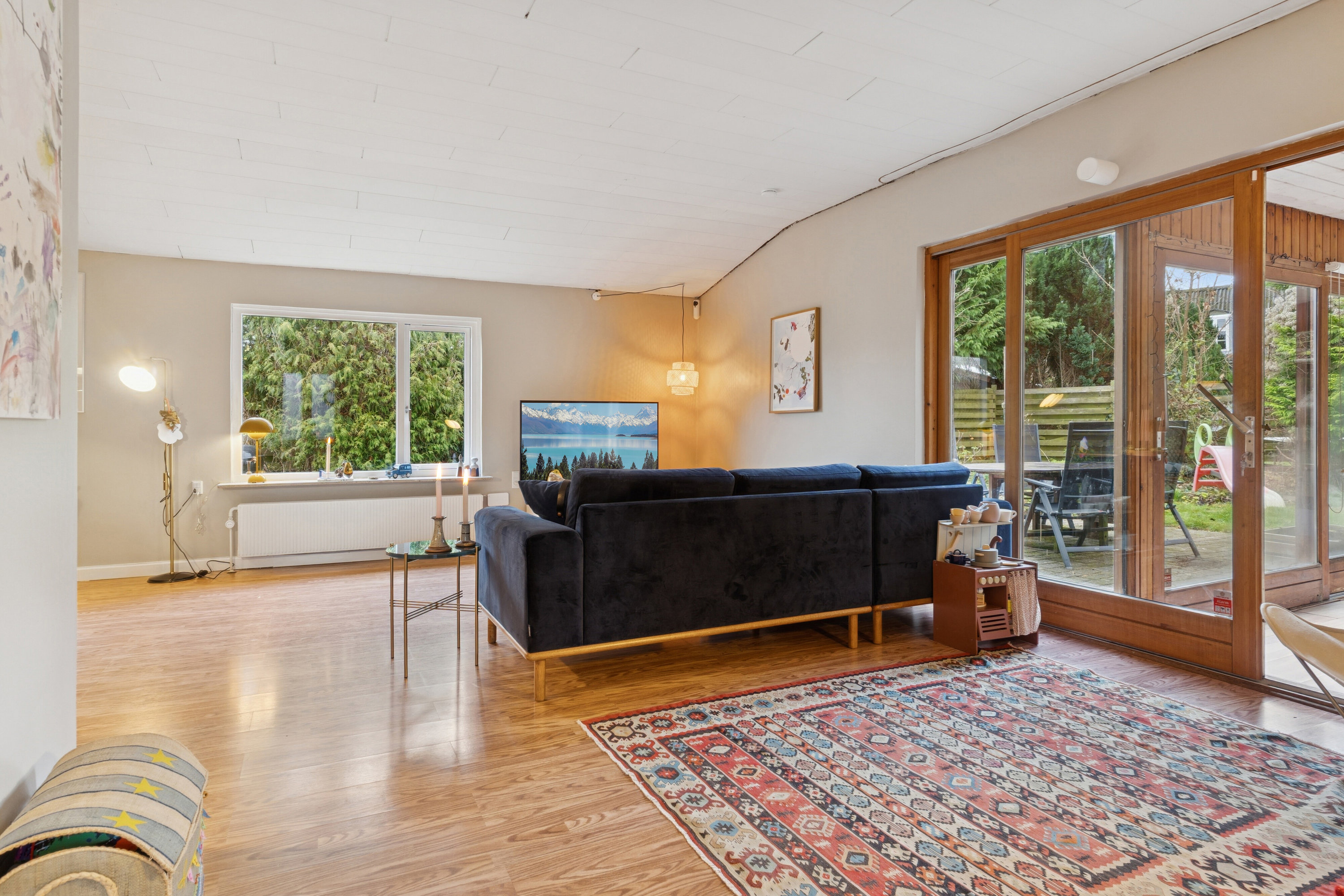 Fremhævet stue billede i fuldskærmstilstand. Billede af Ved Harrestrup Å 19, 2610 Rødovre