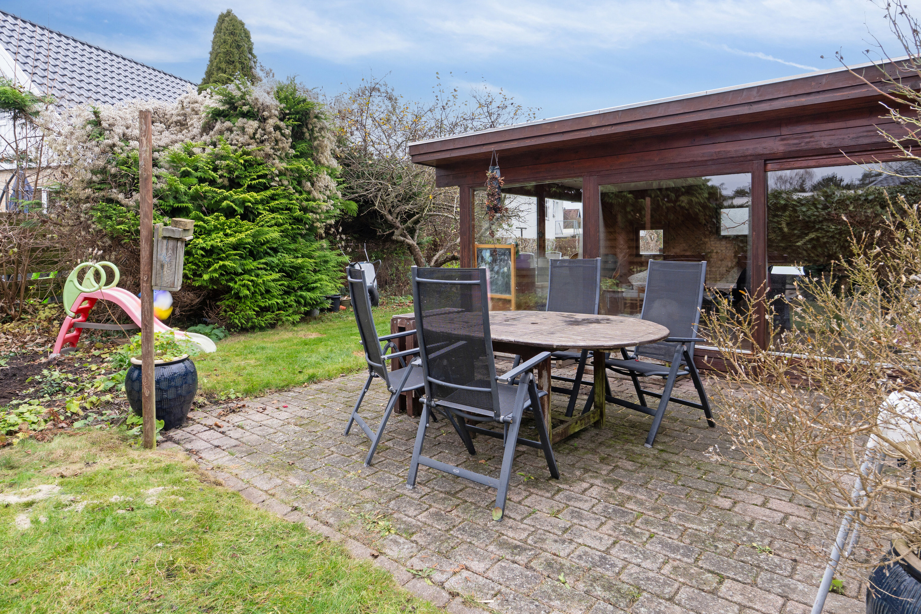 Fremhævet terrasse billede i fuldskærmstilstand. Billede af Ved Harrestrup Å 19, 2610 Rødovre