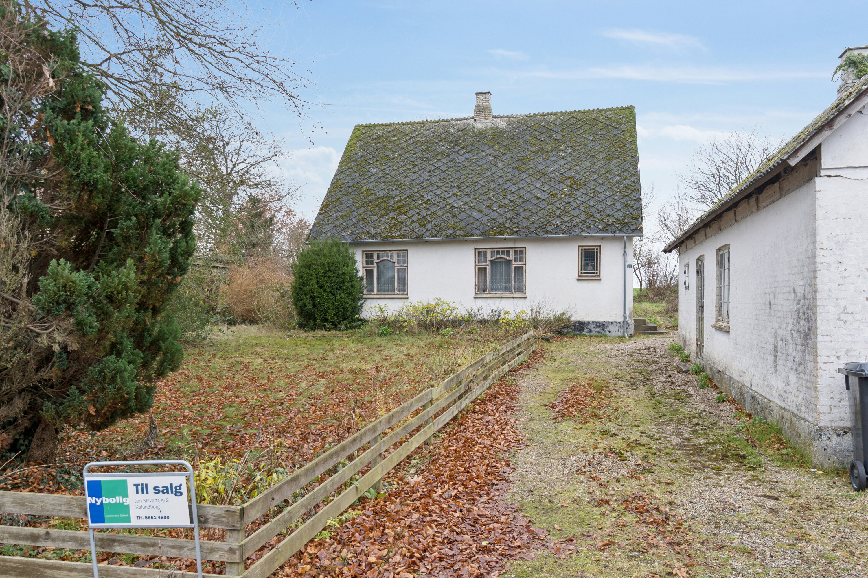 Miniaturebillede 1: set fra vejen. Billede af Jorløse Byvej 28, 4470 Svebølle