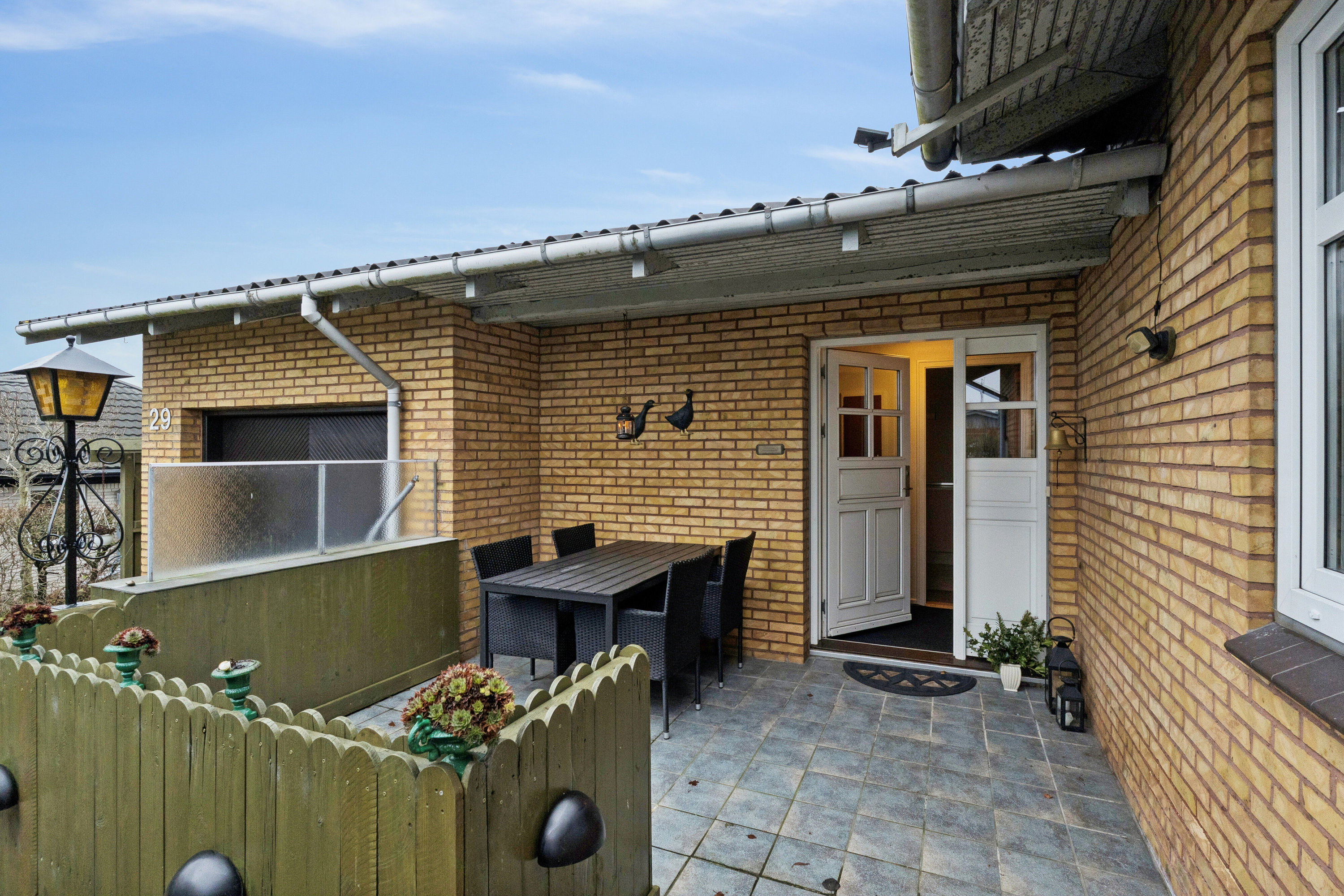 Fremhævet overdækket indgang billede i fuldskærmstilstand. Billede af Sellebjergvej 29, 9881 Bindslev