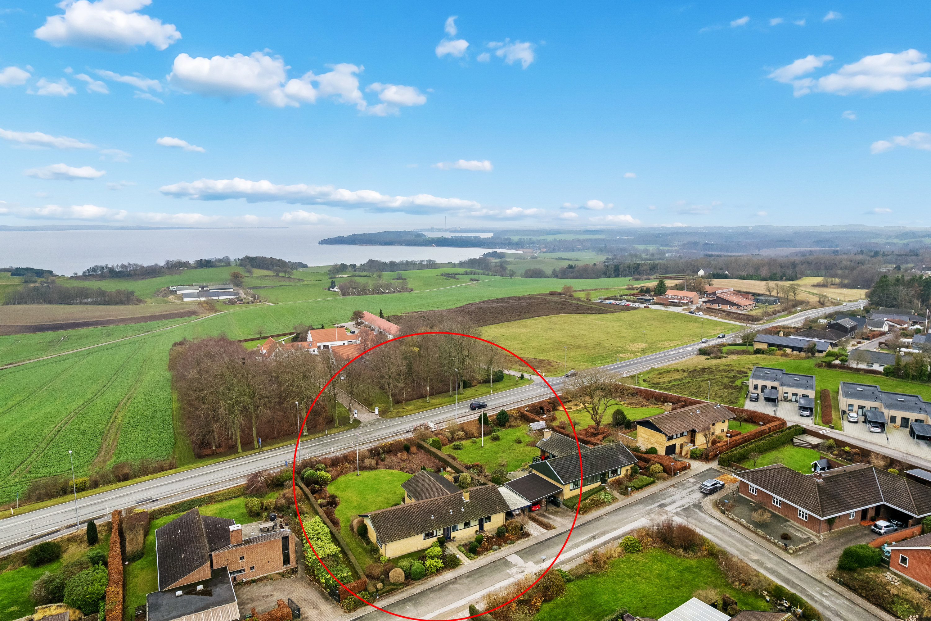 Fremhævet luftfoto billede i fuldskærmstilstand. Billede af Rosenhøjvej 21, Ugelbølle, 8410 Rønde