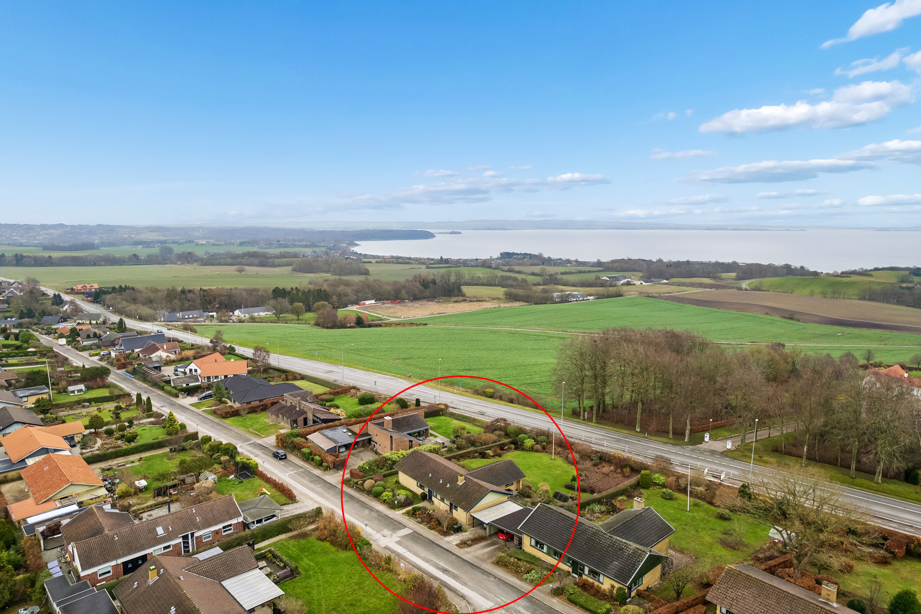 Fremhævet luftfoto billede i fuldskærmstilstand. Billede af Rosenhøjvej 21, Ugelbølle, 8410 Rønde