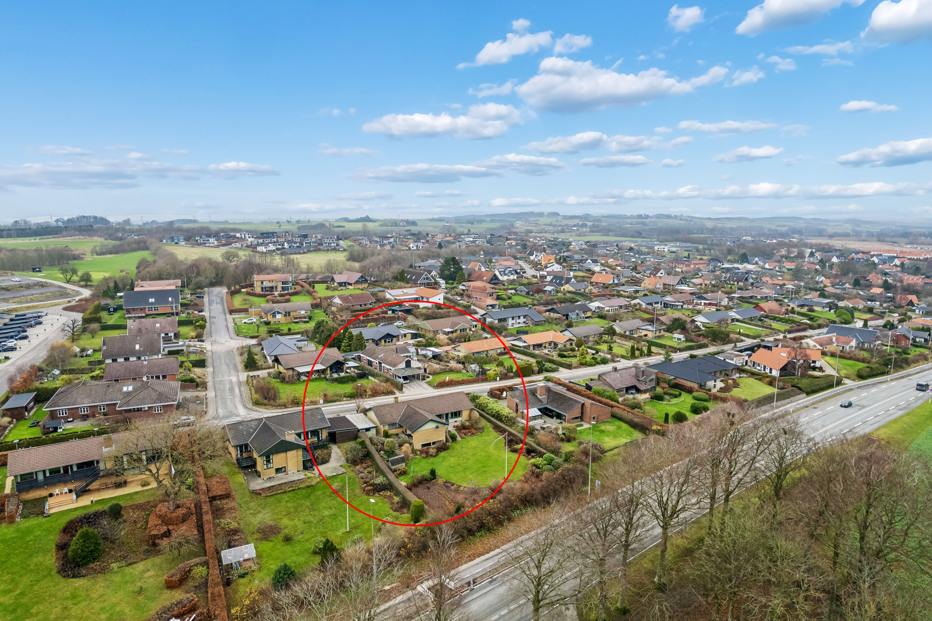 Fremhævet luftfoto billede i fuldskærmstilstand. Billede af Rosenhøjvej 21, Ugelbølle, 8410 Rønde