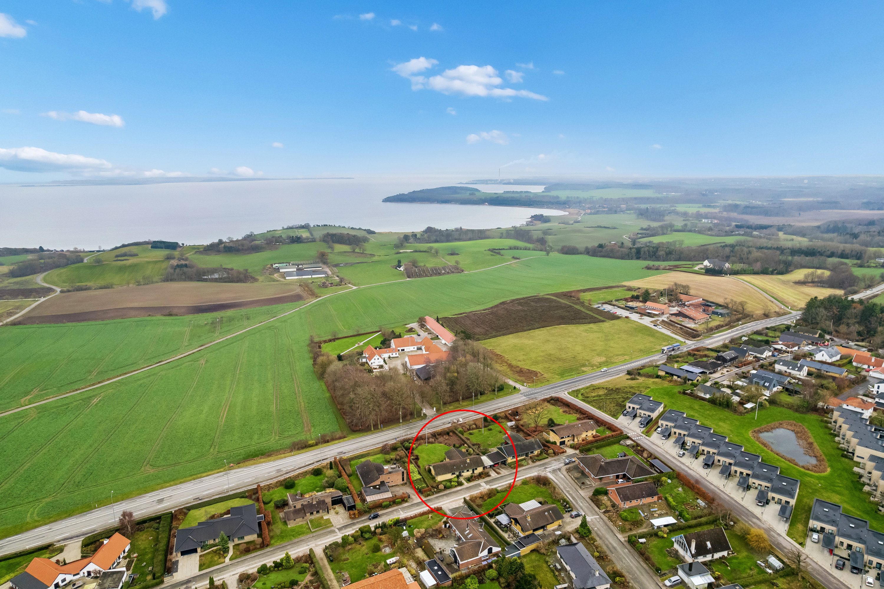 Fremhævet luftfoto billede i fuldskærmstilstand. Billede af Rosenhøjvej 21, Ugelbølle, 8410 Rønde