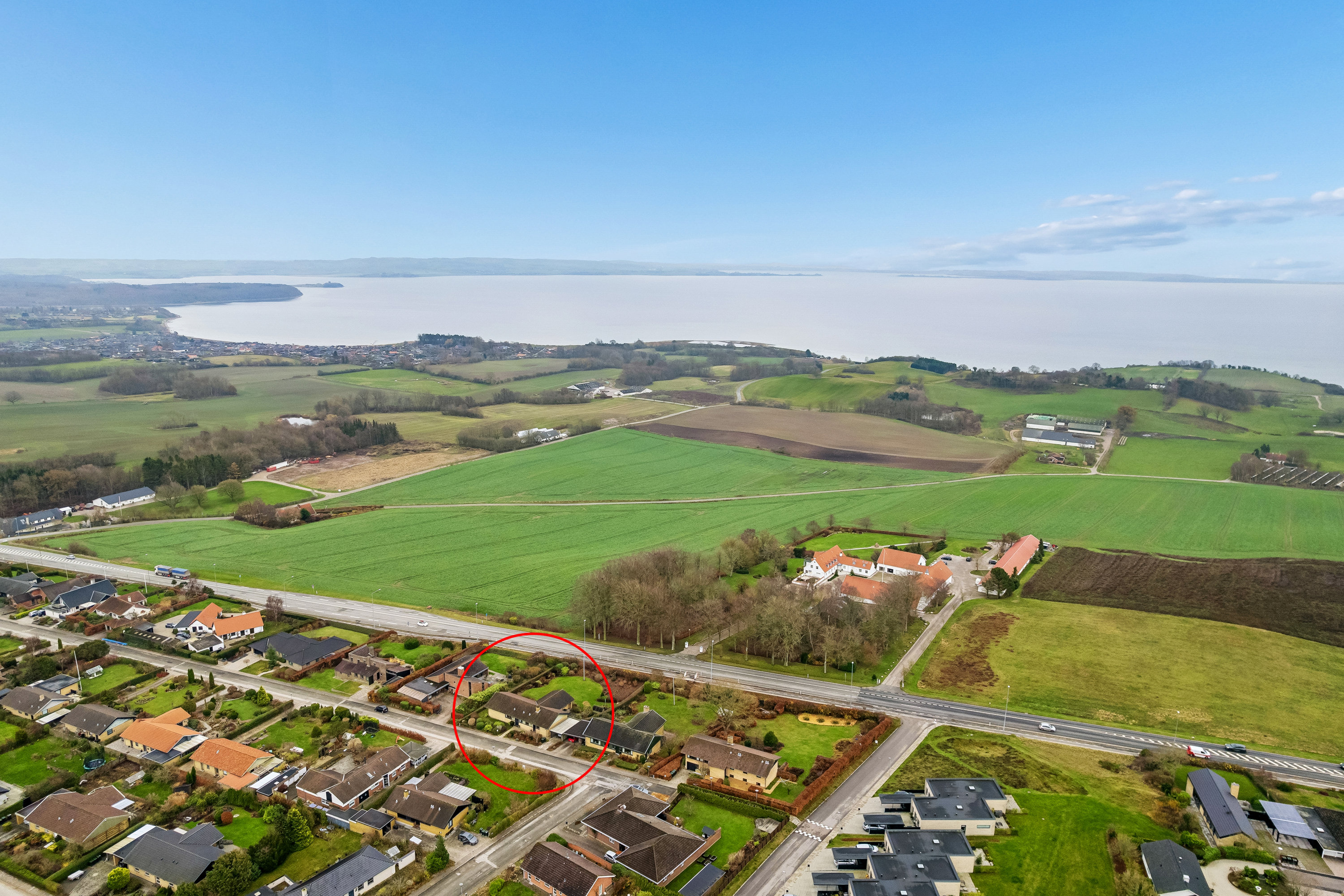 Fremhævet luftfoto billede i fuldskærmstilstand. Billede af Rosenhøjvej 21, Ugelbølle, 8410 Rønde