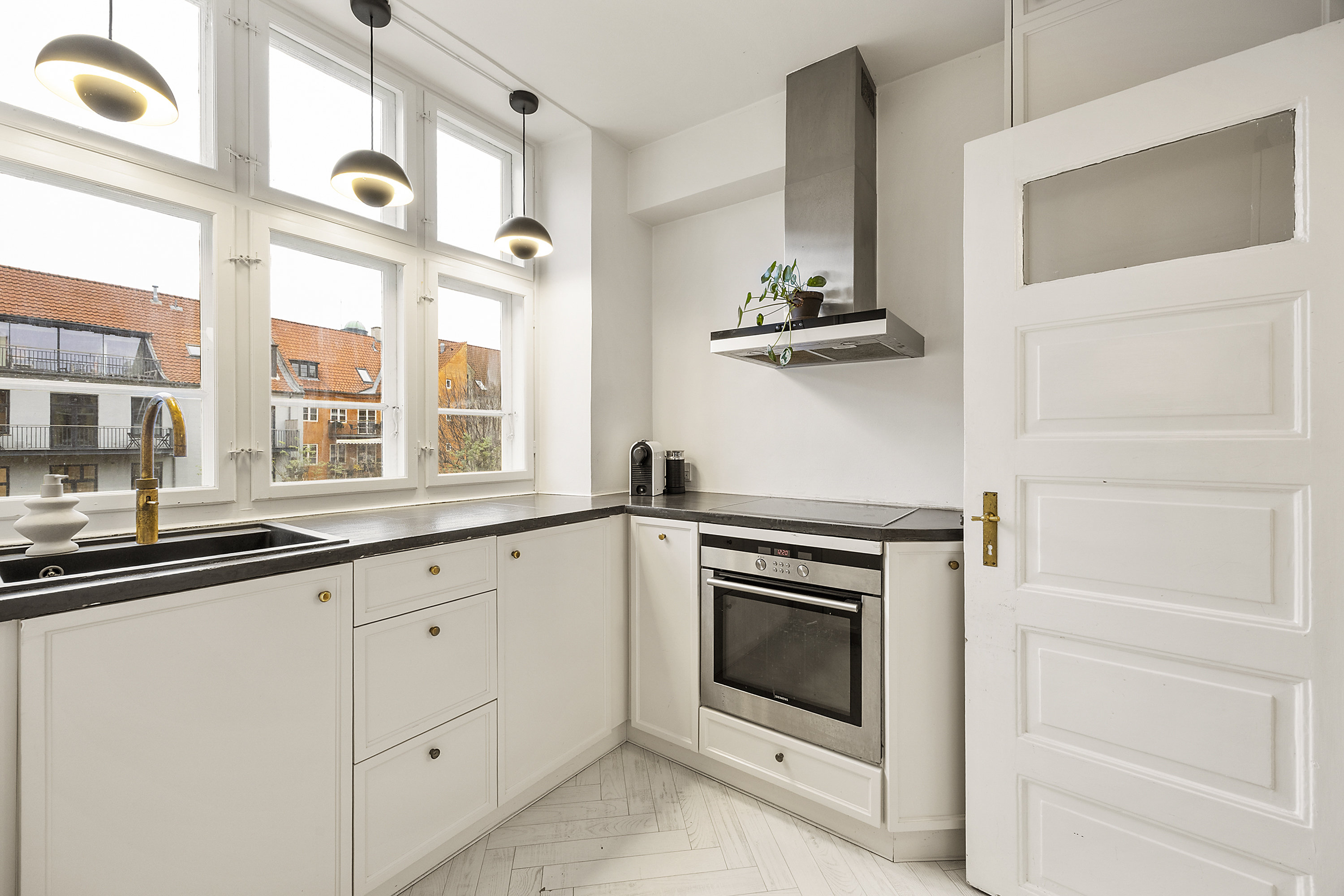 Fremhævet køkken billede i fuldskærmstilstand. Billede af Fiolstræde 28A, 2. th., 1171 København K