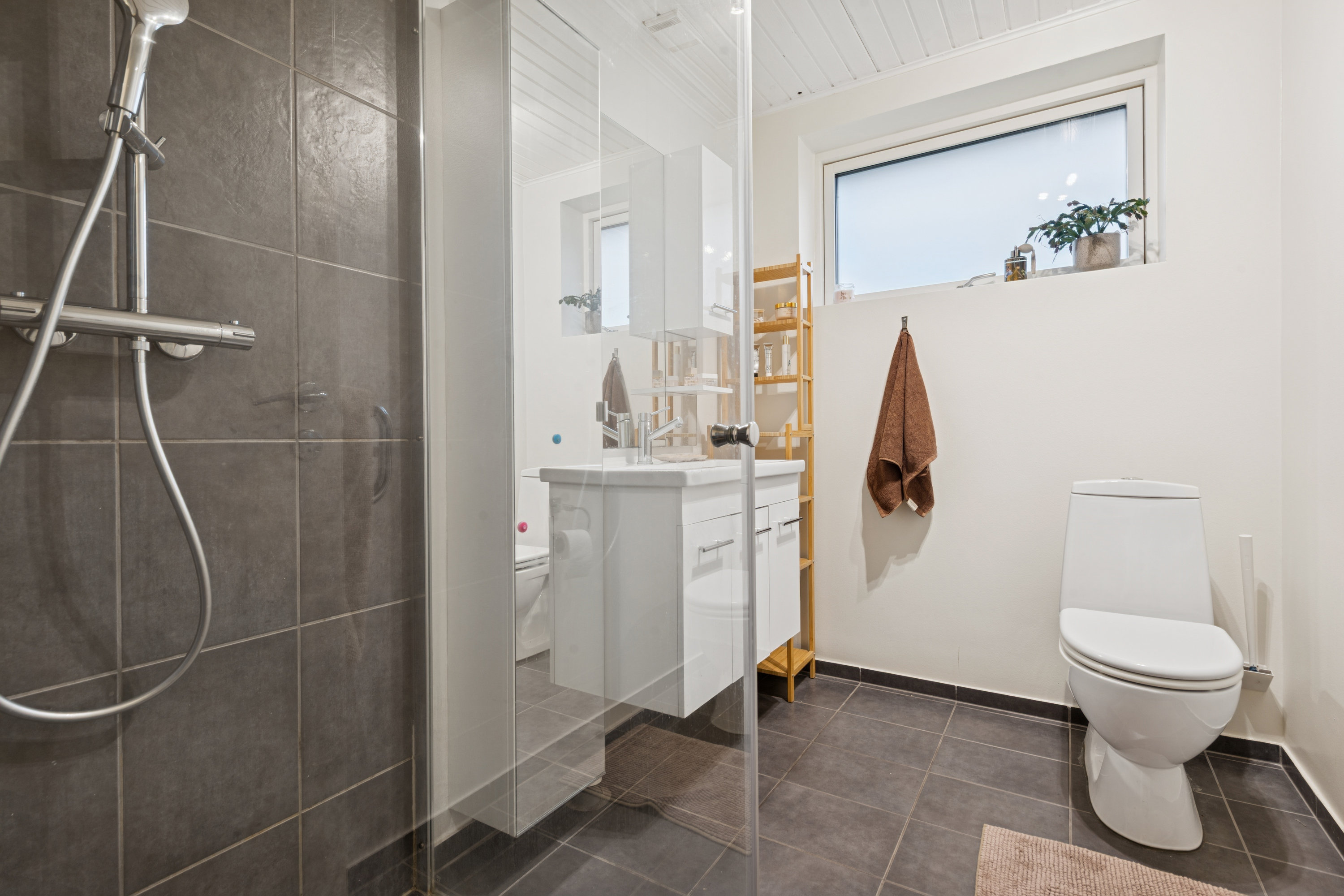 Fremhævet badeværelse billede i fuldskærmstilstand. Billede af Højager 84, 2670 Greve