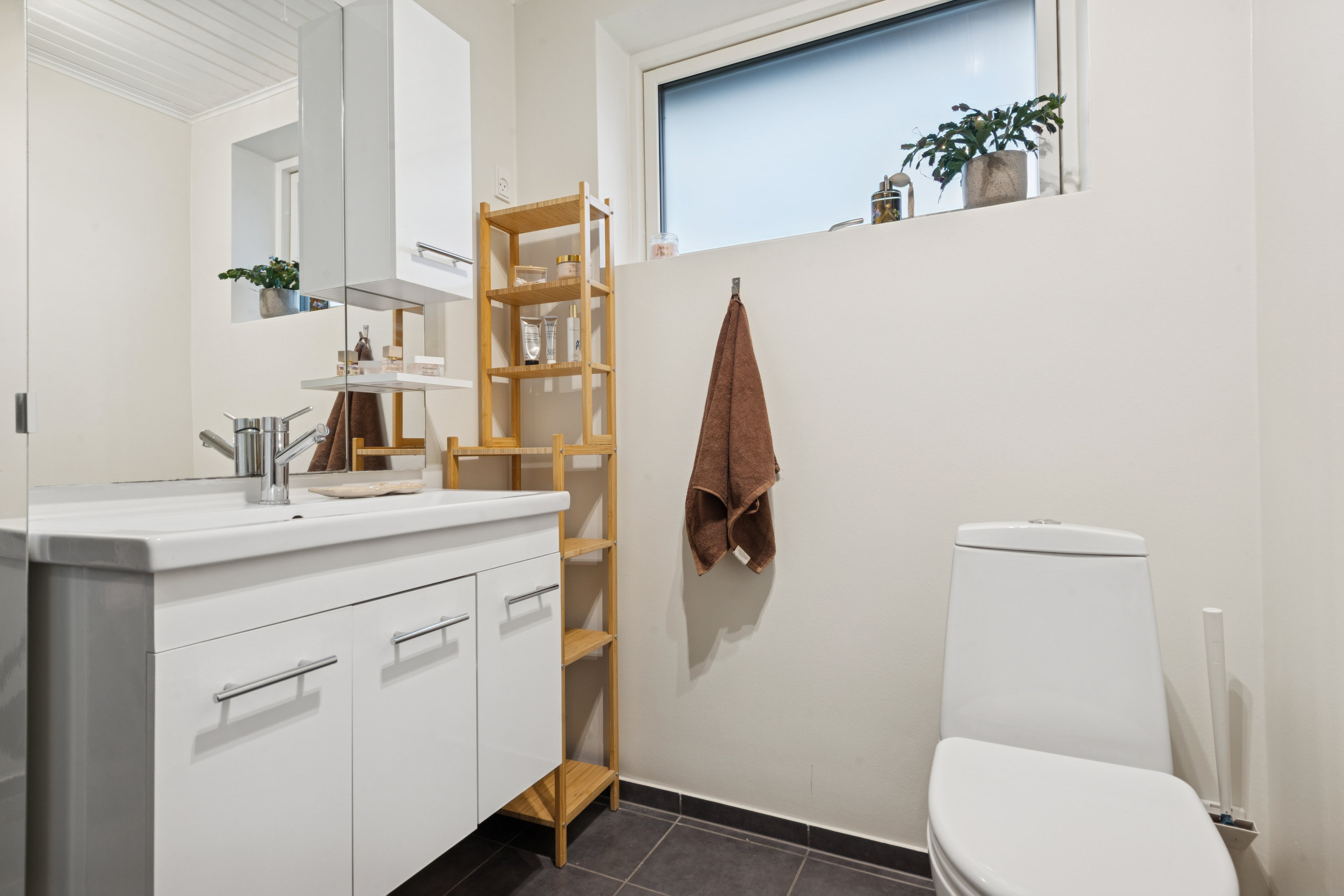 Fremhævet badeværelse billede i fuldskærmstilstand. Billede af Højager 84, 2670 Greve